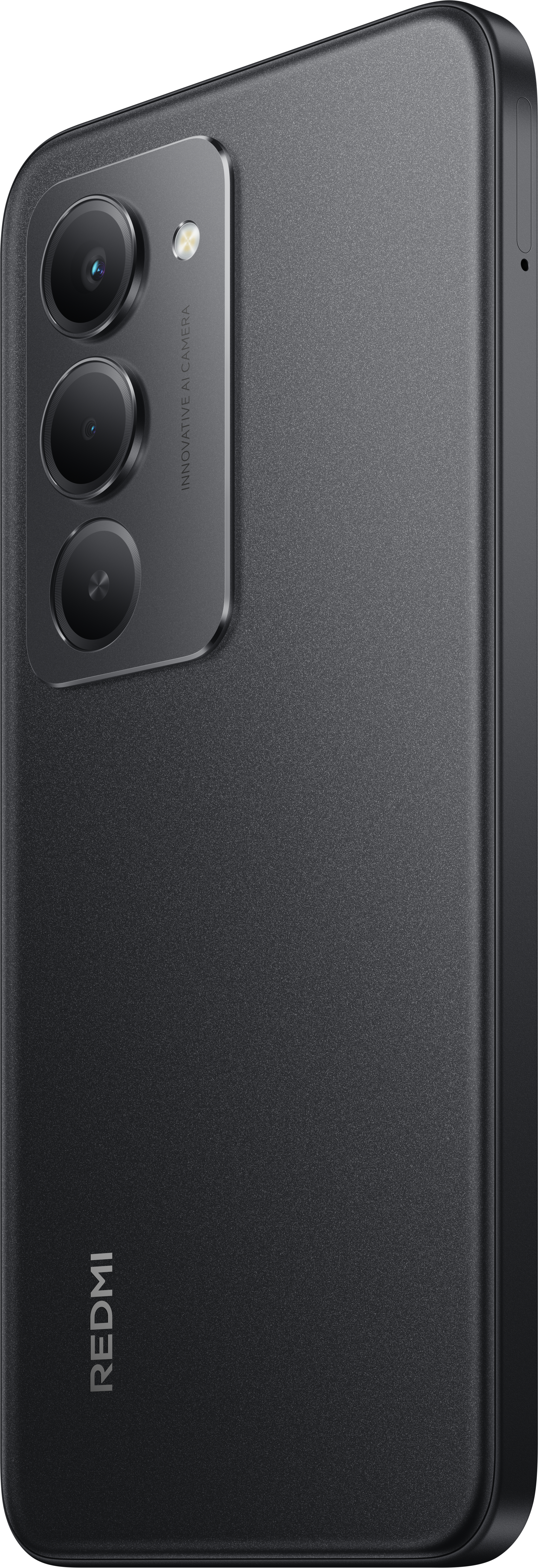 Schwarze Smartphone-Rückseite mit Dreifachkamera, AI-Label und Redmi-Logo. Das Telefon ist leicht angewinkelt.