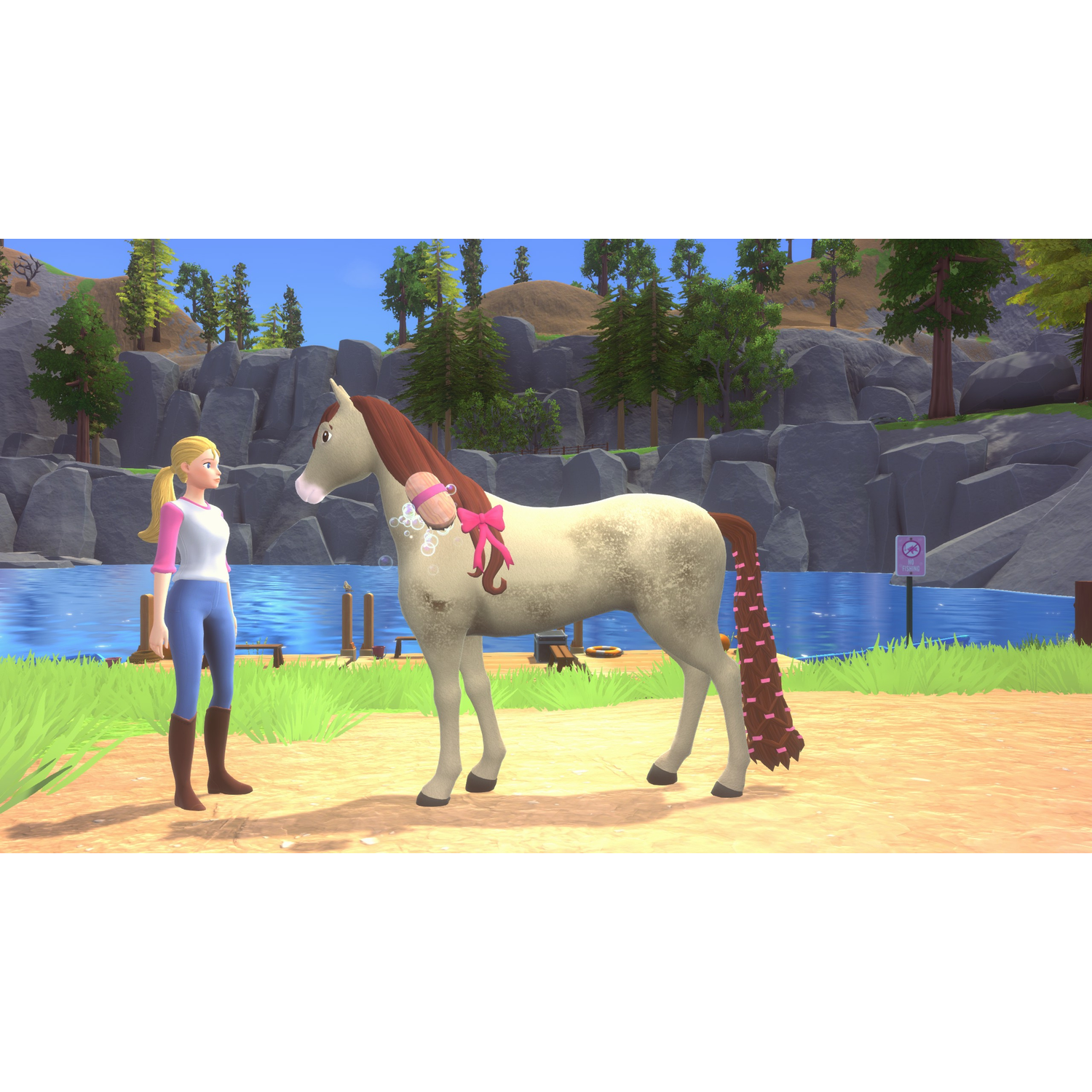 Une femme se tient avec un cheval près d'un lac. Le cheval a des rubans roses et un nœud rose. Des arbres et des rochers sont en arrière-plan.