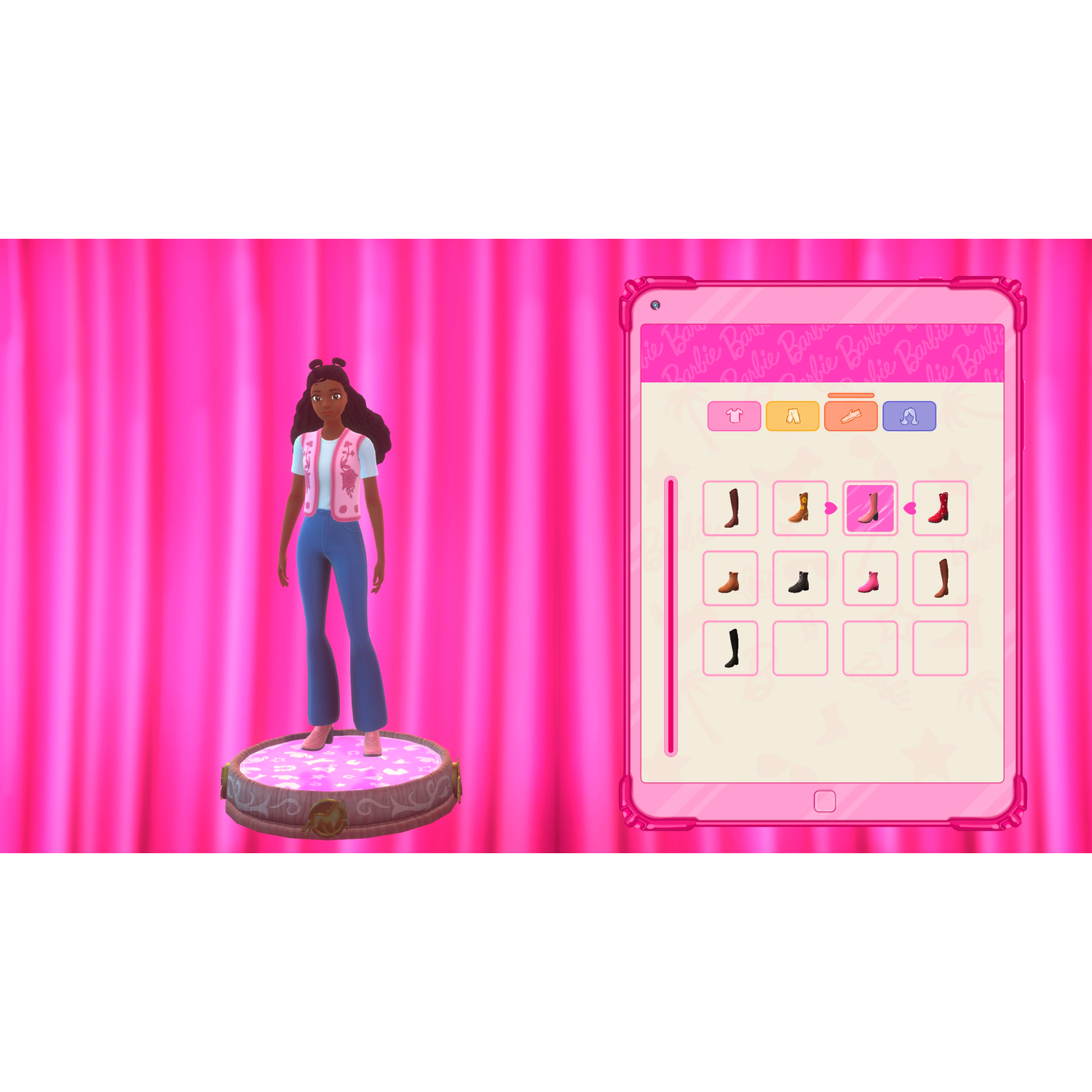 Une poupée se tient à gauche d'une tablette rose montrant des options de chaussures. La poupée porte un jean, un gilet et une chemise blanche. Fond de rideau rose.