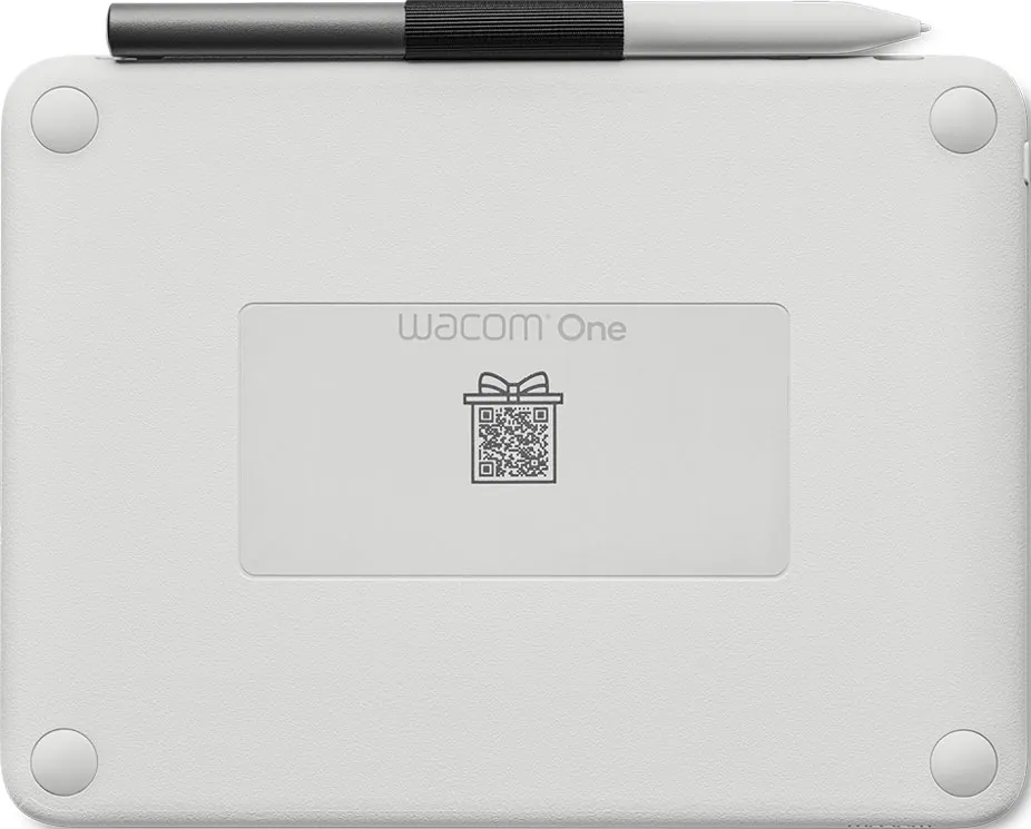 Tavoletta Wacom One bianca con penna. Un pacco regalo con codice QR sulla tavoletta. Quattro piedini rotondi agli angoli.
