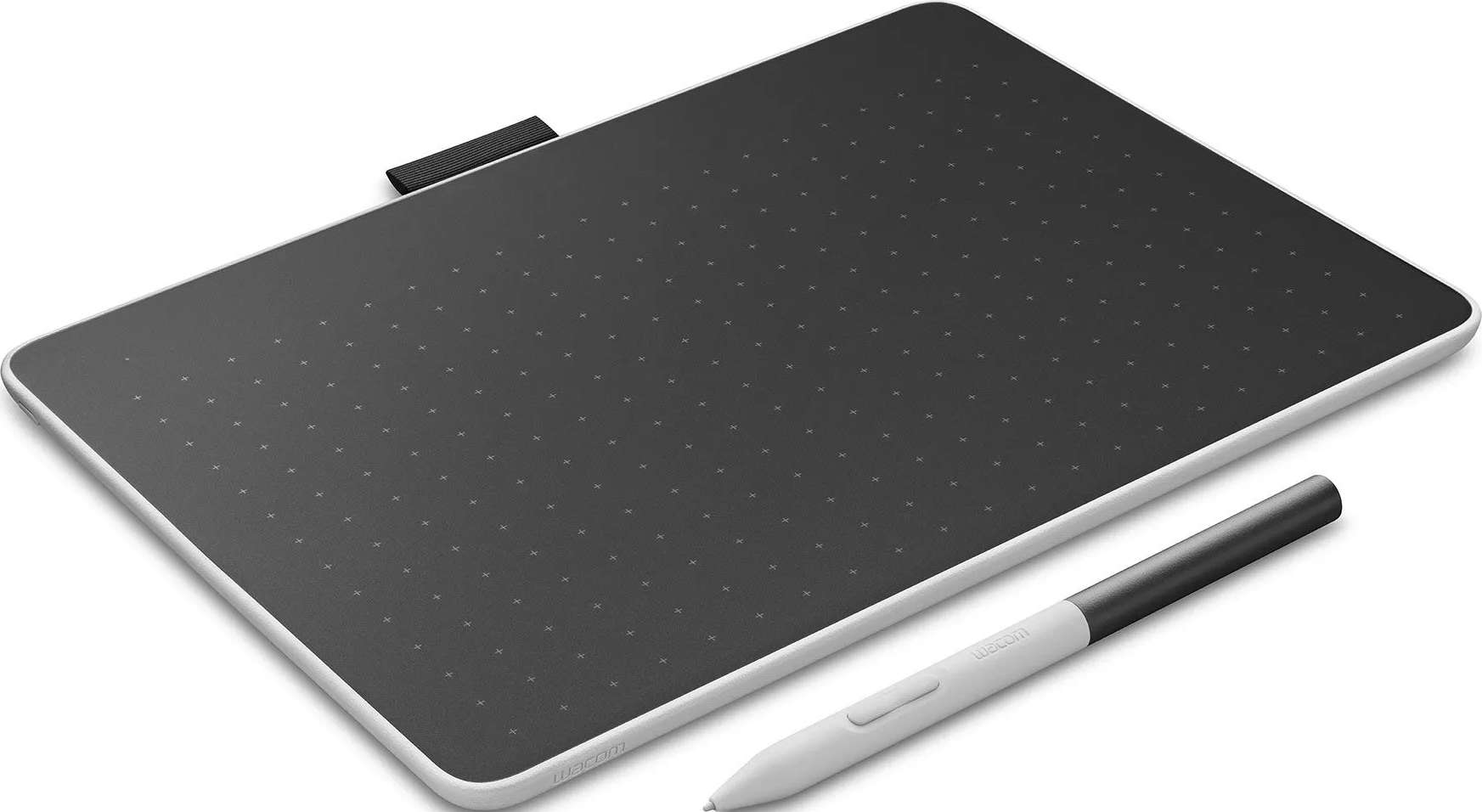 Une tablette de dessin Wacom avec un stylet est posée sur une surface blanche. La tablette est grise avec une bordure blanche et le stylet est blanc et noir.