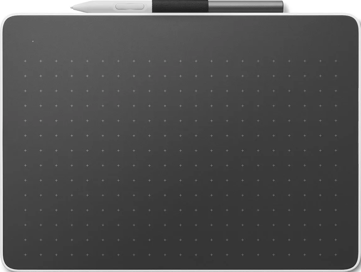 Une tablette graphique grise avec un bord blanc et un stylet dessus. La tablette a une grille de signes plus. Le stylet est gris et blanc.