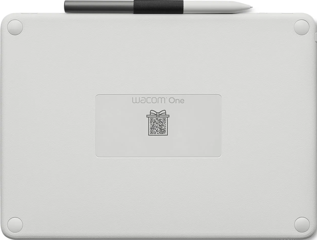 Tablette Wacom blanche avec un stylet dessus. La tablette a le logo Wacom One et un code QR. Quatre coins arrondis.