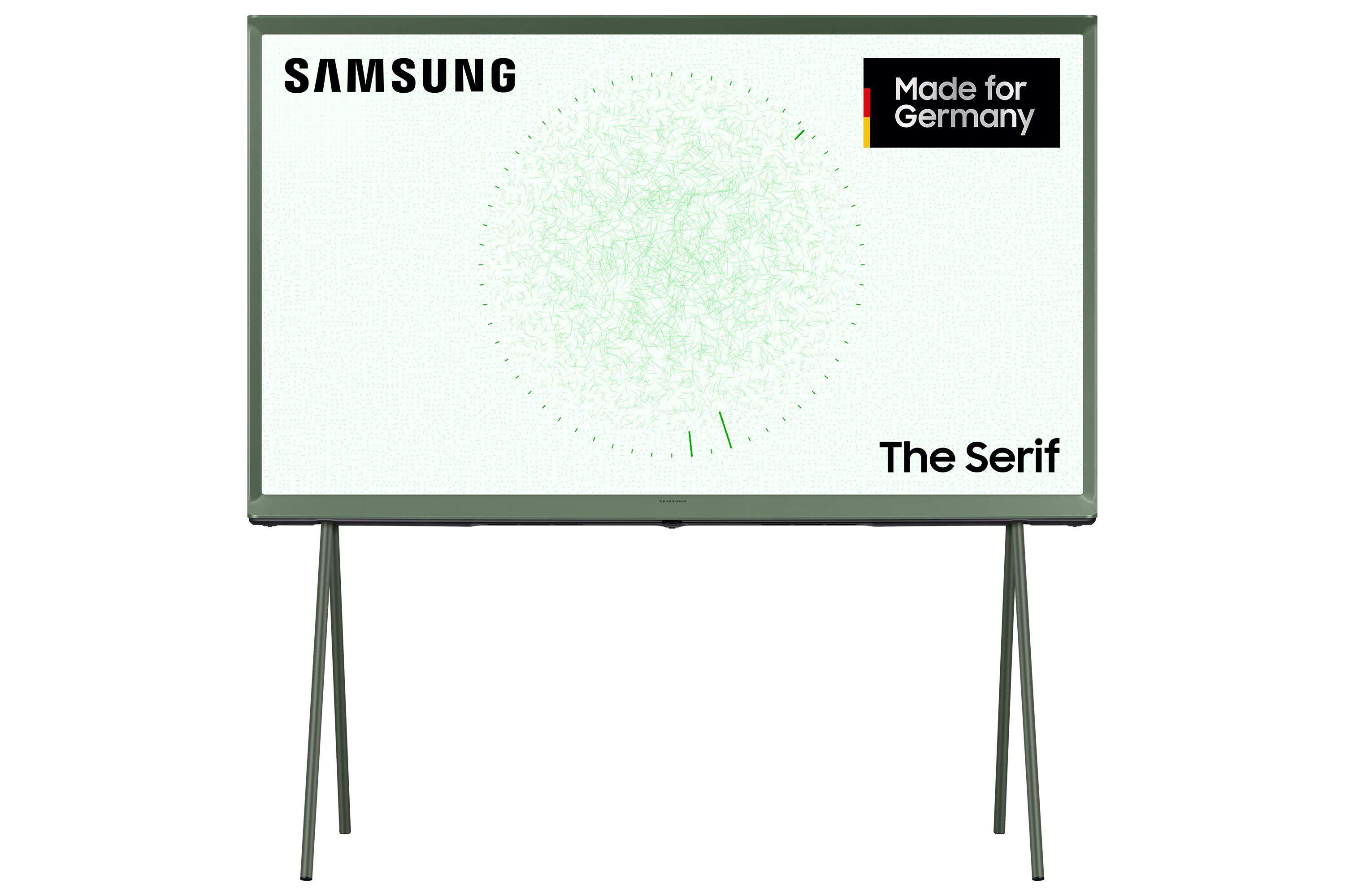 Ein grüner Samsung Serif-Fernseher auf einem Ständer, mit einem grünen Design auf dem Bildschirm, die Worte 'Made for Germany' sind sichtbar.