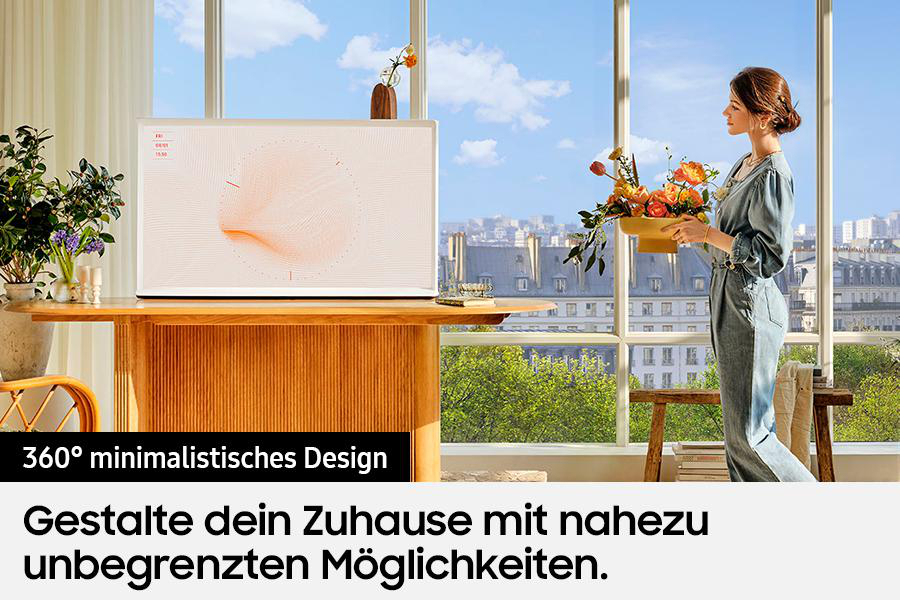 Eine Frau hält Blumen am Fenster, mit einem minimalistischen Fernseher auf einem Holztisch. Stadtansicht draußen. Text: '360° minimalistisches Design'.
