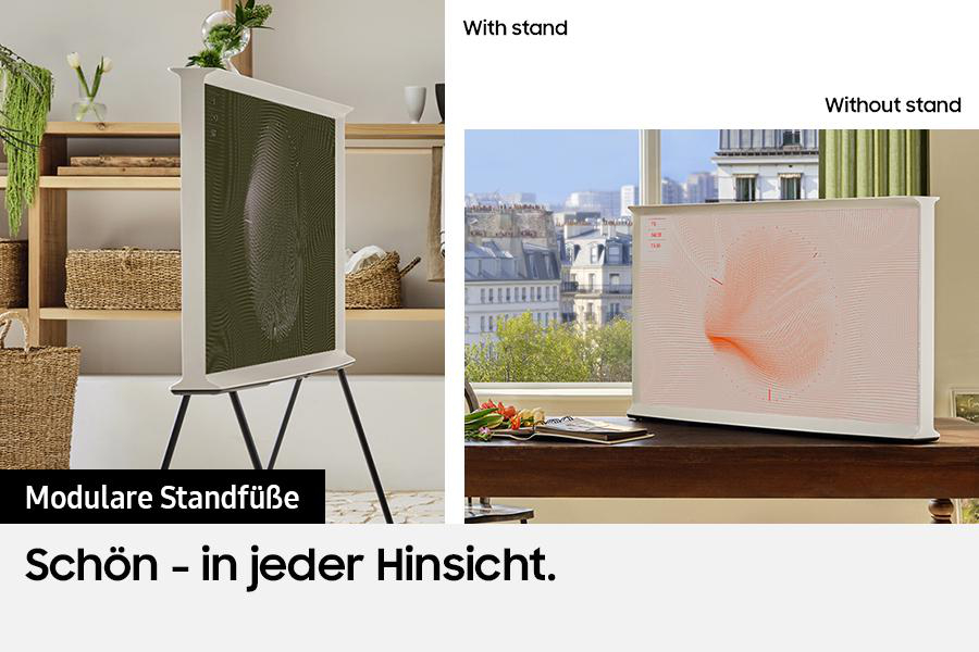 Ein Fernseher mit und ohne Ständer. Der Fernseher hat einen weißen Rahmen. Der Bildschirm zeigt Kunst. Der Hintergrund hat Fenster und Möbel.