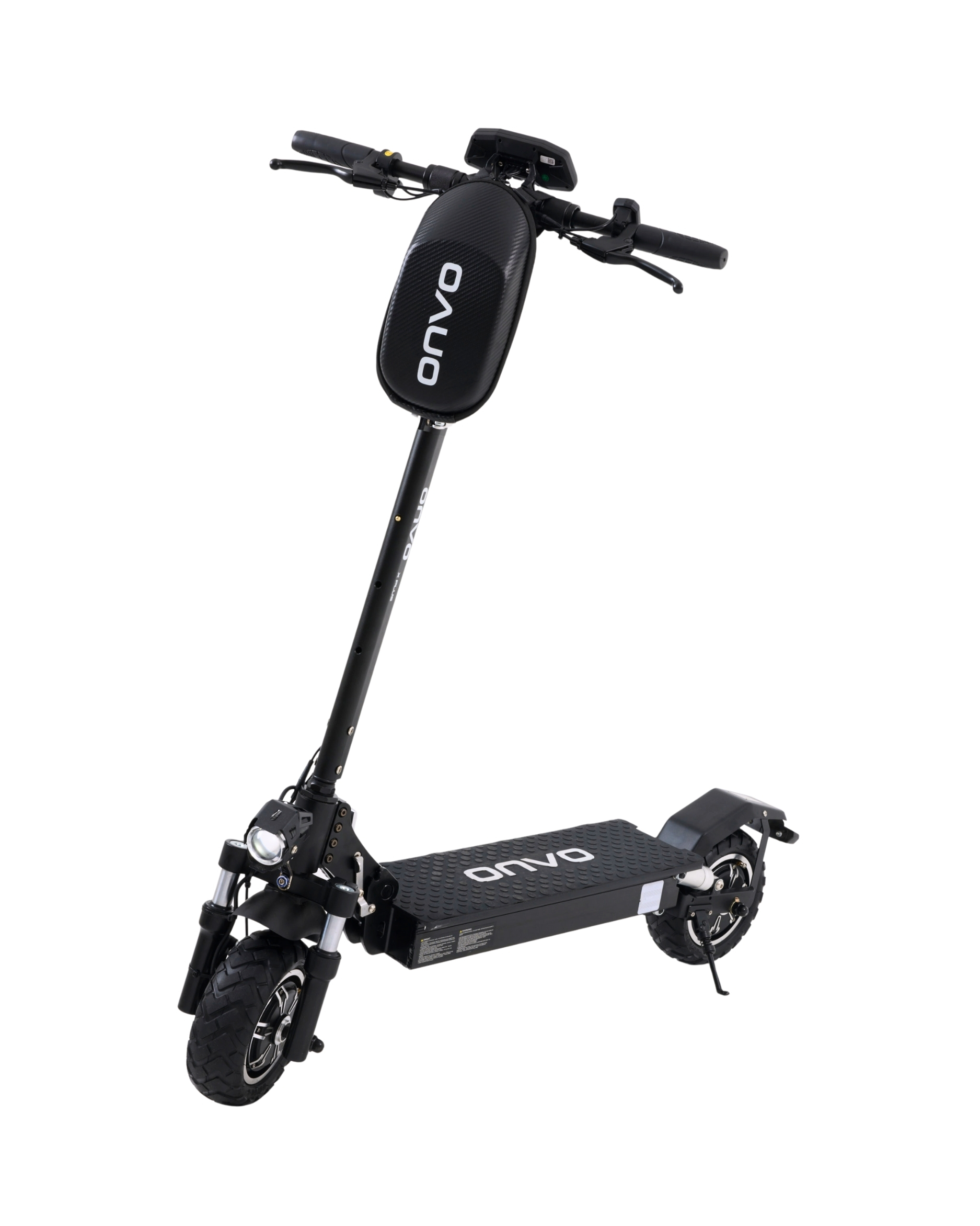 ONVO markalı siyah elektrikli scooter. Gidon, ekran, ayak platformu ve tekerleklere sahip. Beyaz arka plan üzerinde izole edilmiştir.