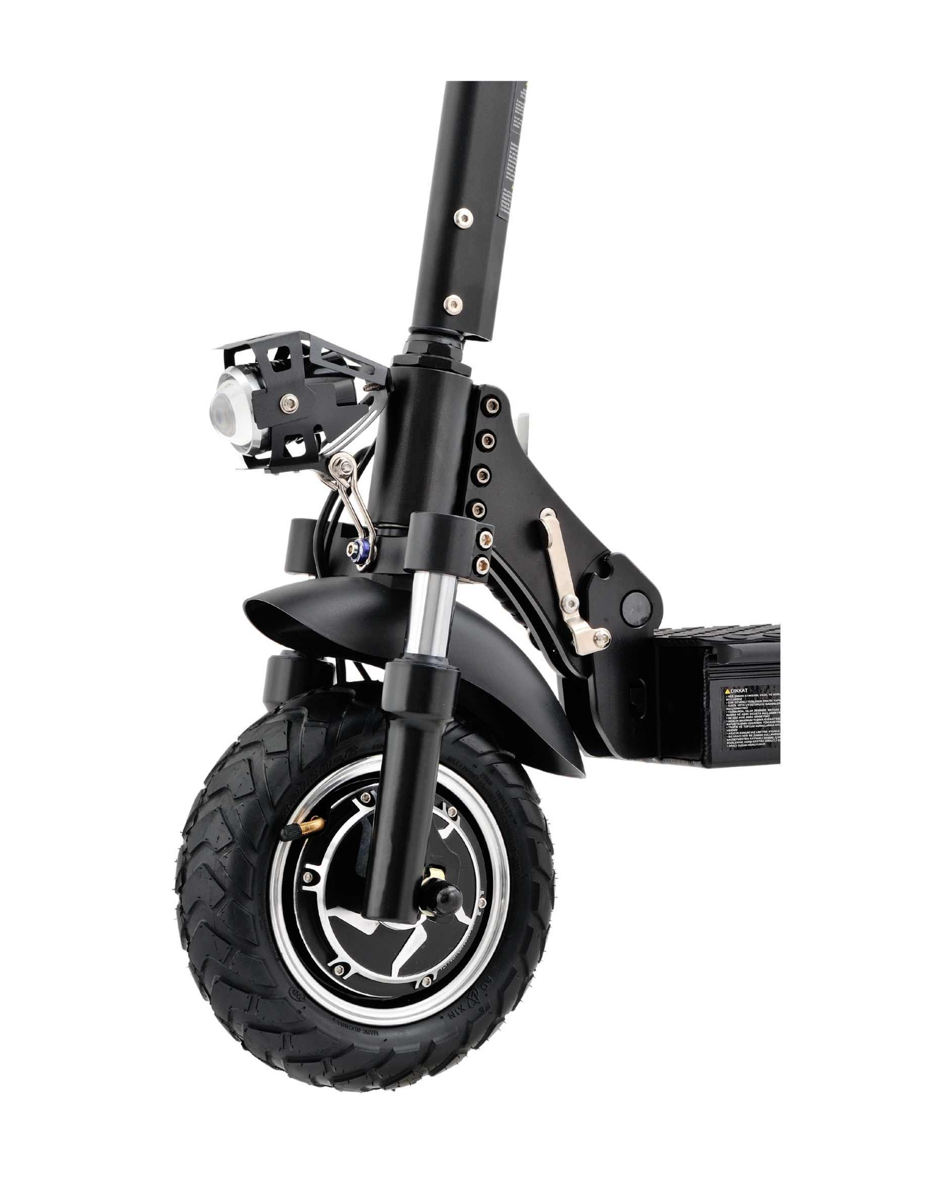 Elektrikli scooter'ın önden görünümü. Siyah çerçeve, ön lastik, far ve çamurluk beyaz bir arka plan üzerinde.