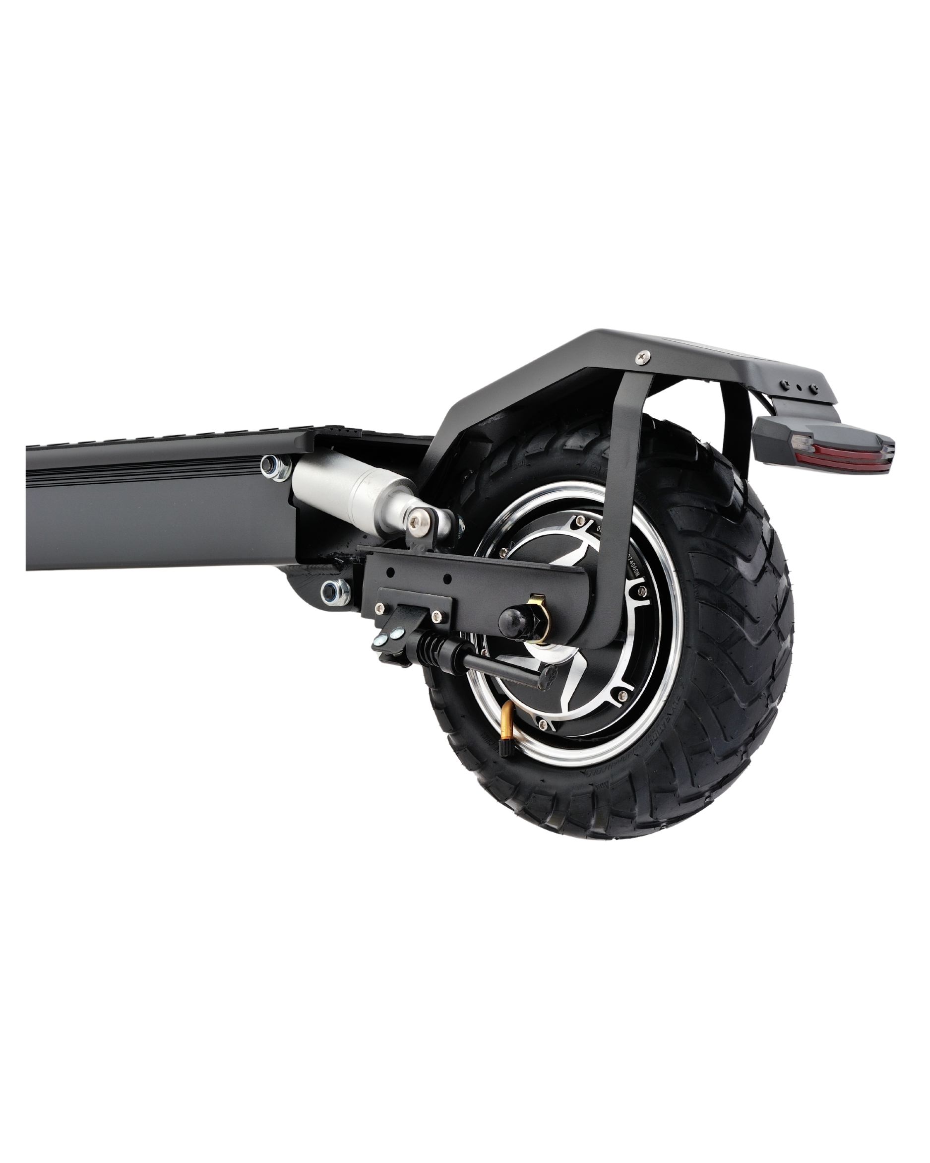 Siyah elektrikli scooter'ın arka tekerleği. Sağlam lastik, süspansiyon ve arka far içerir. Beyaz zemin üzerine izole.