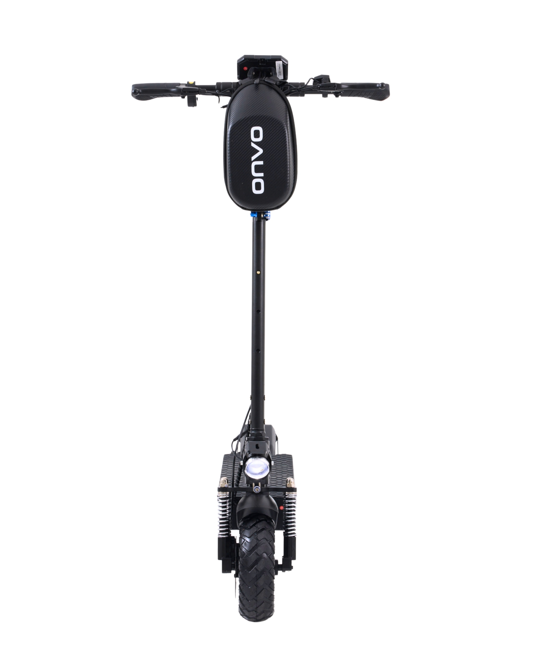 Siyah çerçeveli, "ONVO" logolu siyah saklama çantası ve büyük lastikleri olan elektrikli bir scooter, beyaz bir arka plan üzerinde.