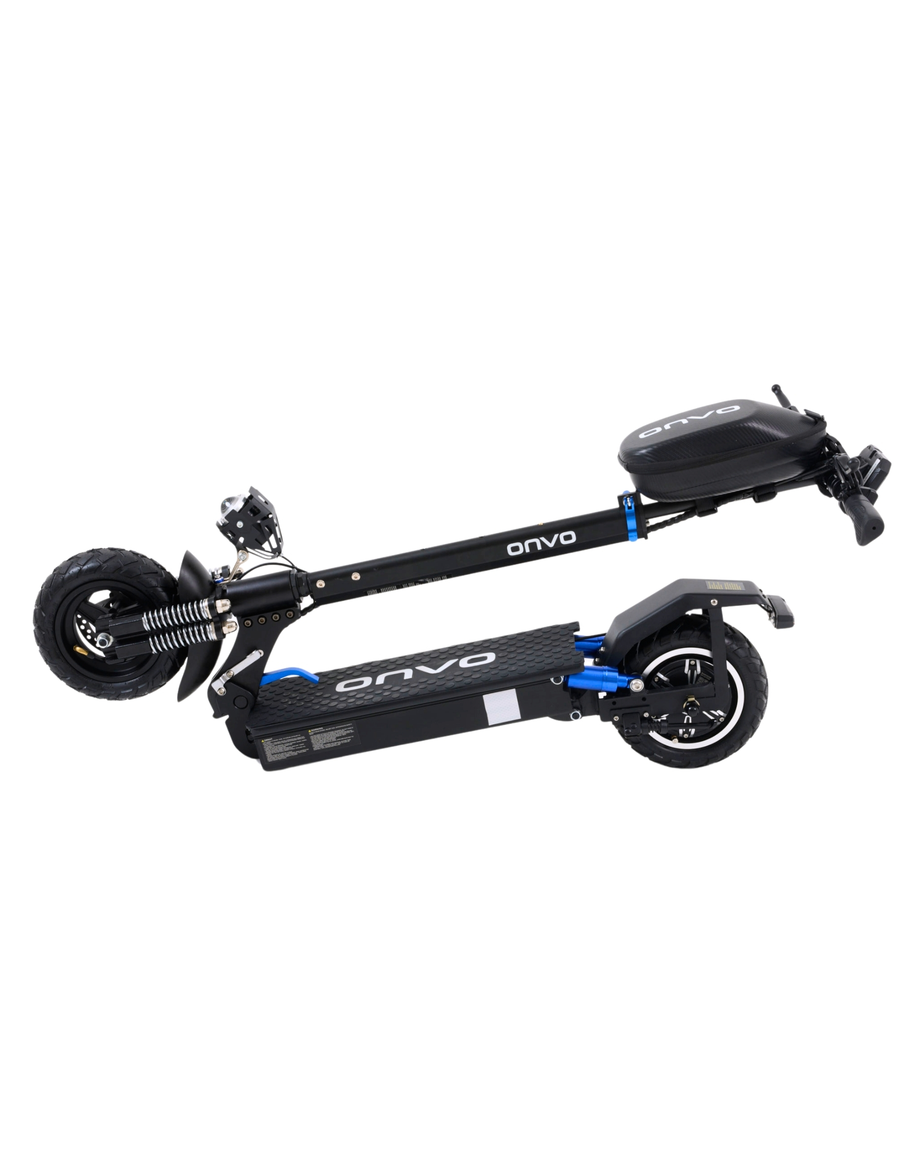 Beyaz zemin üzerinde siyah bir elektrikli scooter. Scooter'da 'onvo' markası var. İki tekerleği, bir koltuğu ve gidonu var.