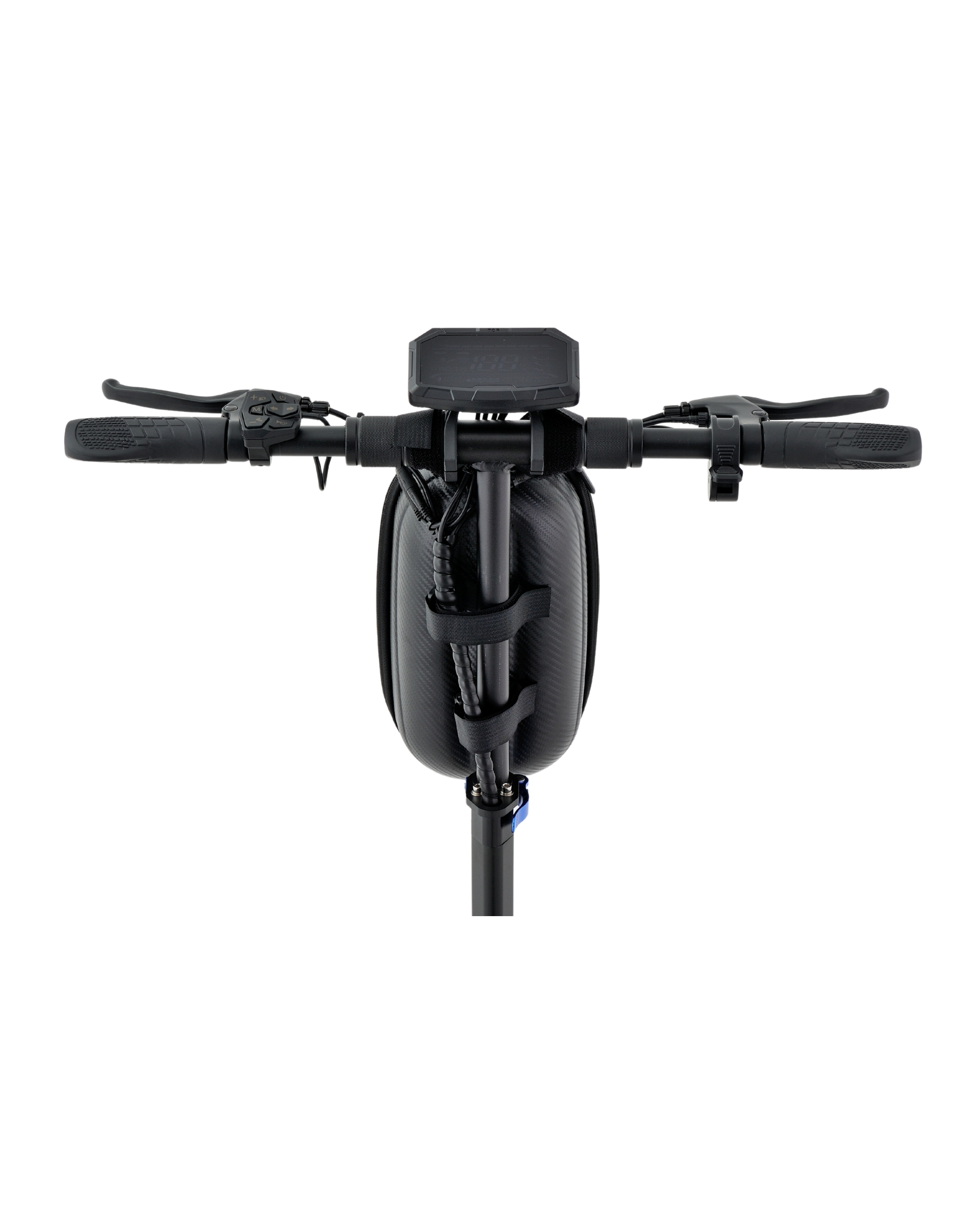 Siyah scooter gidonu, ekran, kollar ve çanta takılı. Beyaz zemin.