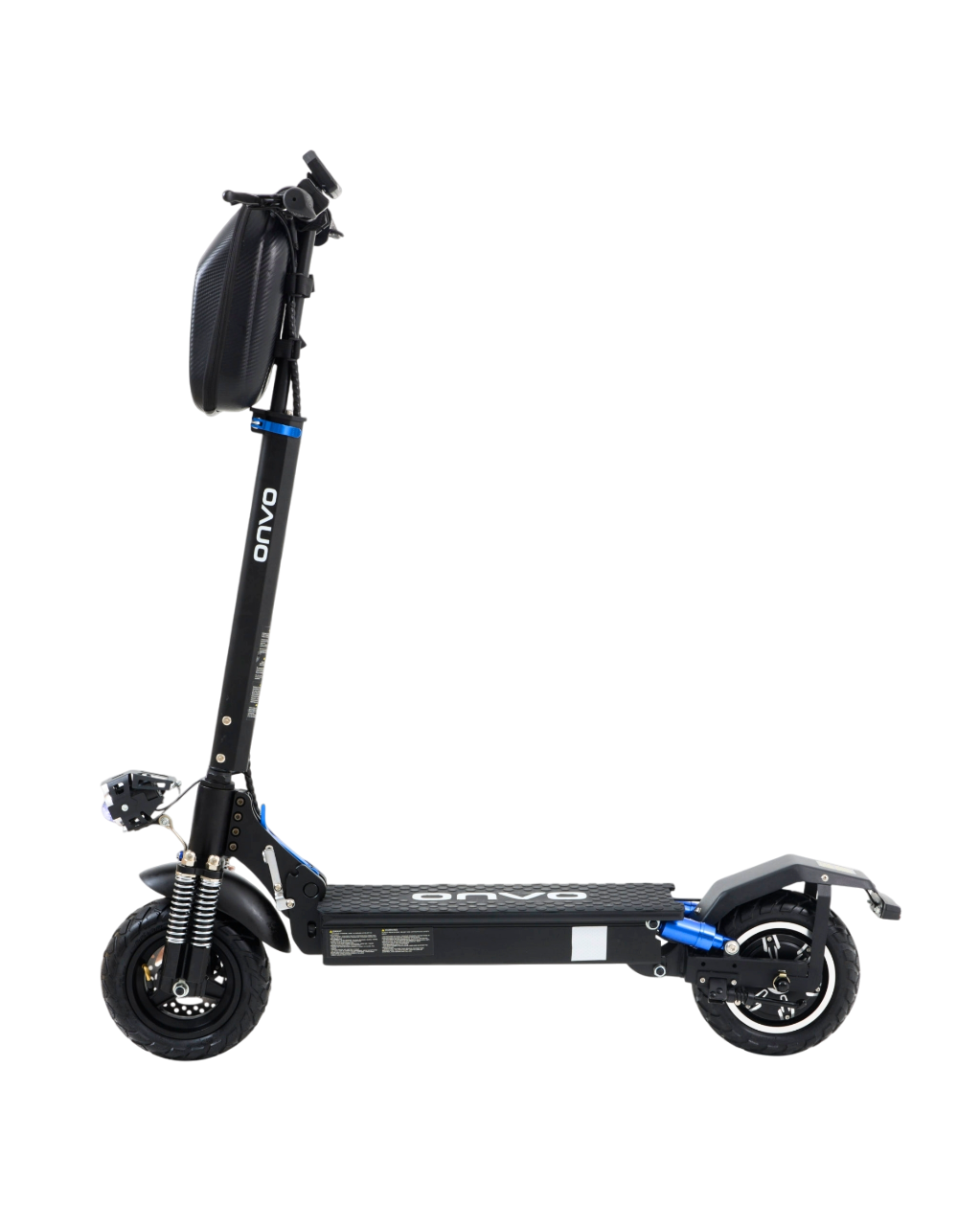 Mavi detaylı siyah bir elektrikli scooter. İki tekerleği, gidonu ve bir saklama çantası var. Arka plan siyah.