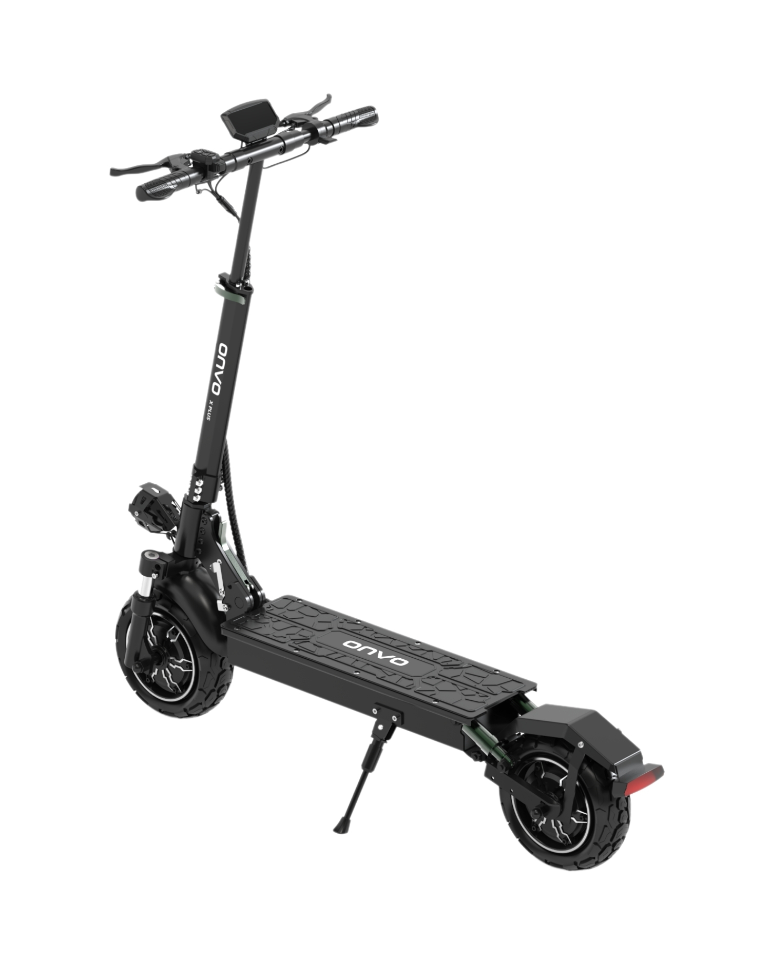Beyaz zemin üzerine yerleştirilmiş, gidon, ekran ve ayak tahtası olan siyah bir elektrikli scooter. Scooter sağa doğru açılıdır.