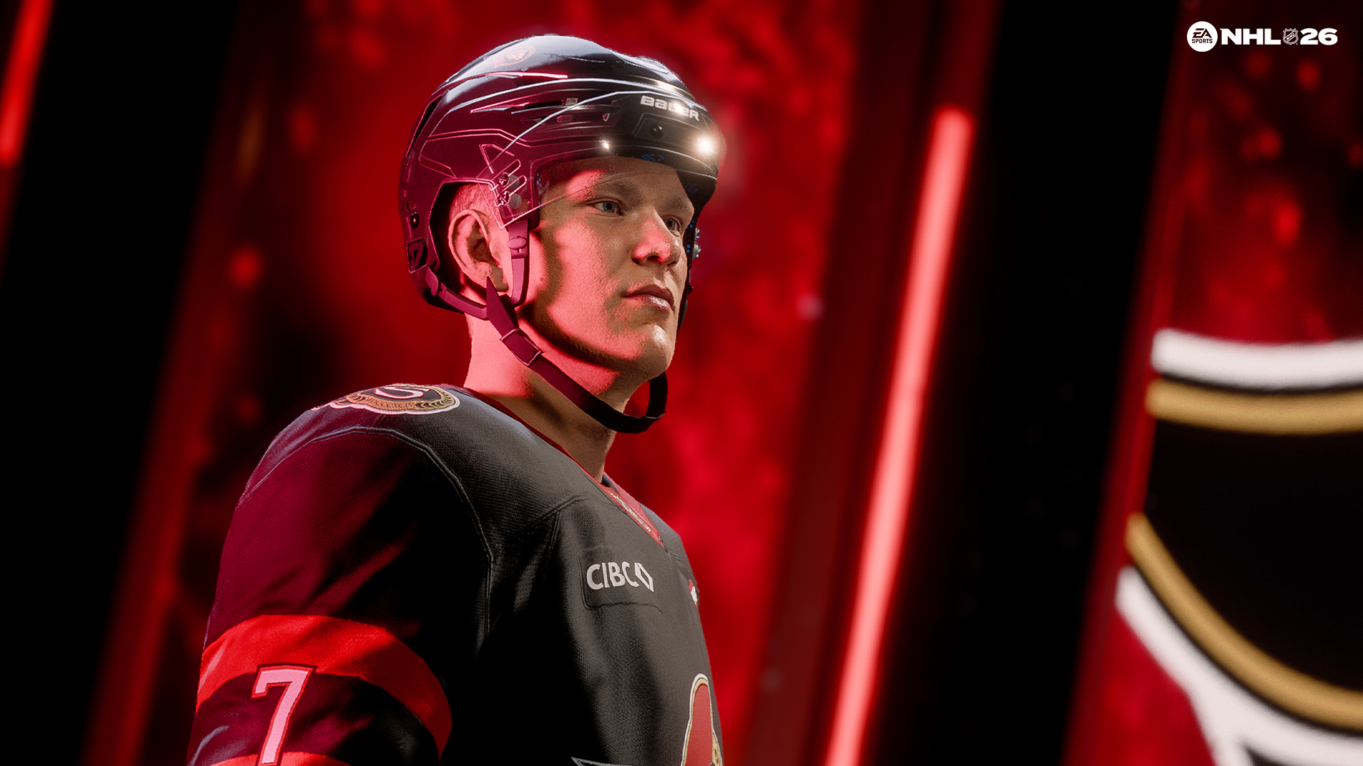 Ein Eishockeyspieler in einem schwarzen Trikot und Helm, rote Akzente, blickt nach links. Der Hintergrund ist rot mit einem Logo.