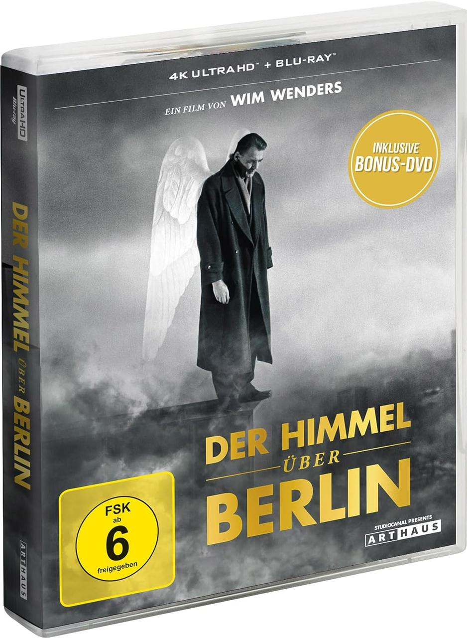 DVD-Hülle. Ein Mann mit Engelsflügeln steht auf einem Gebäude. Der Titel lautet "Der Himmel über Berlin".