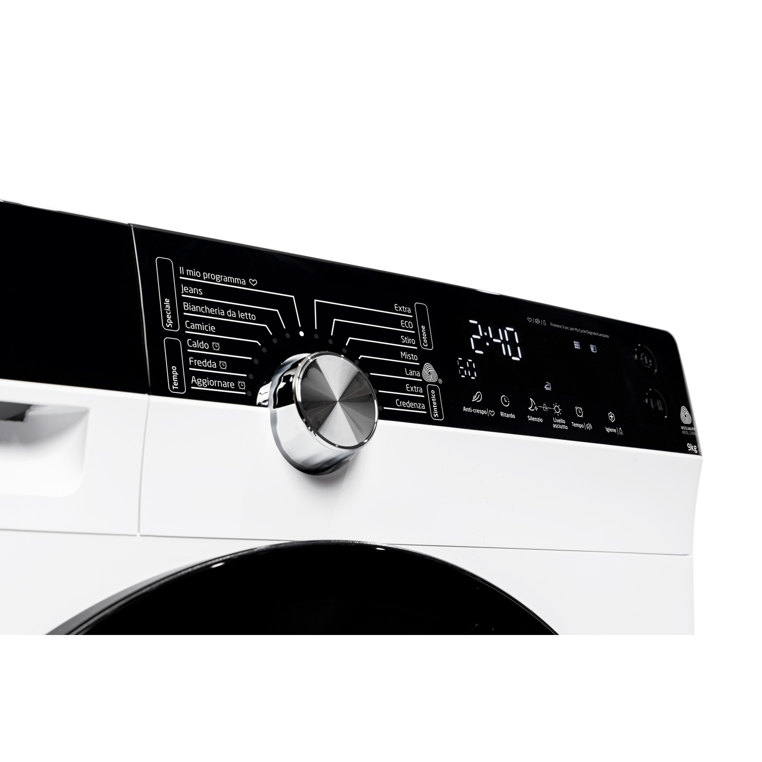Primo piano del pannello di controllo di una lavatrice bianca. Ha un display digitale, una manopola centrale e varie opzioni di programma.