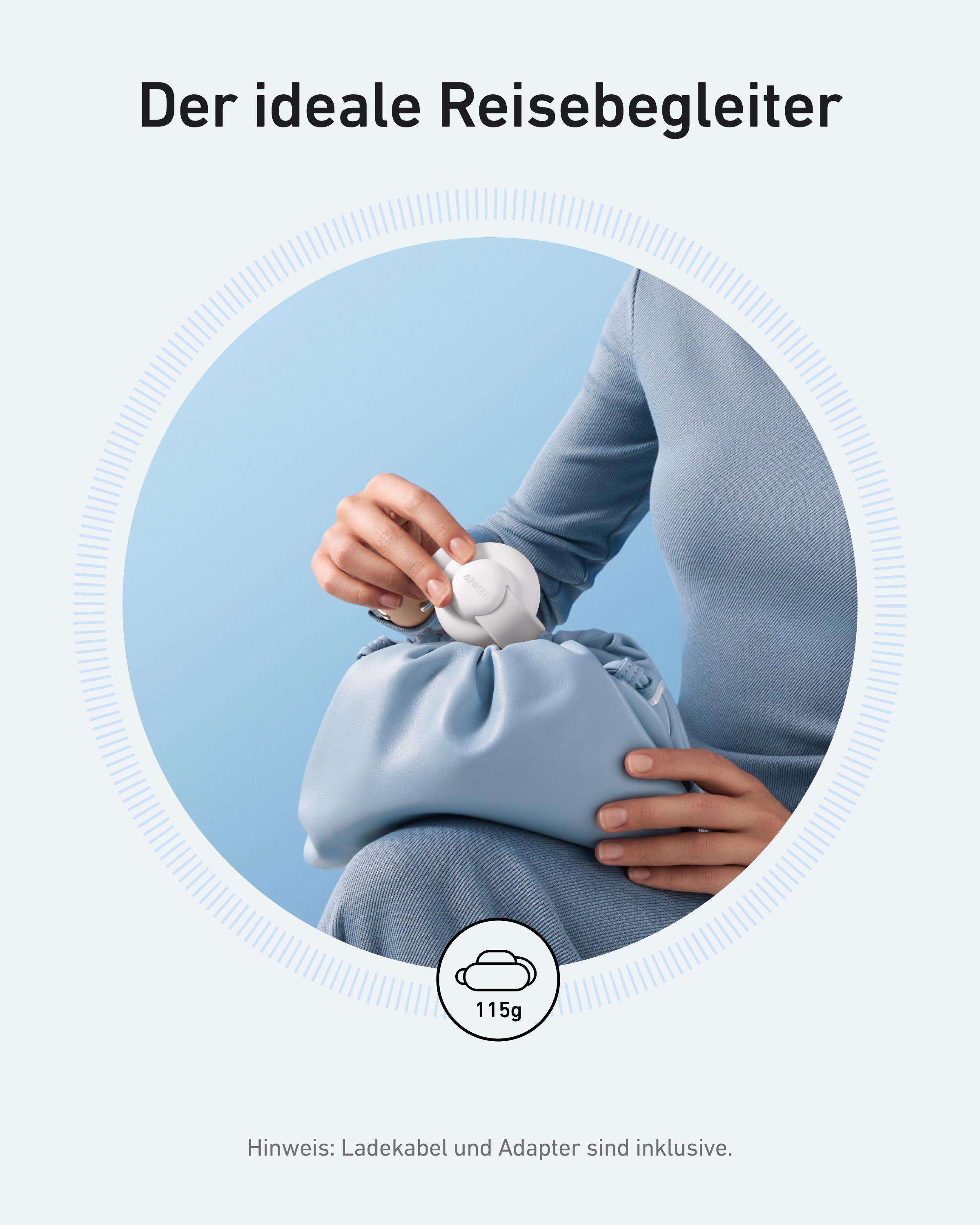 Eine Person legt weiße Ohrhörer in eine hellblaue Handtasche. Der Hintergrund ist hellblau mit Text und einem Kreisdesign.