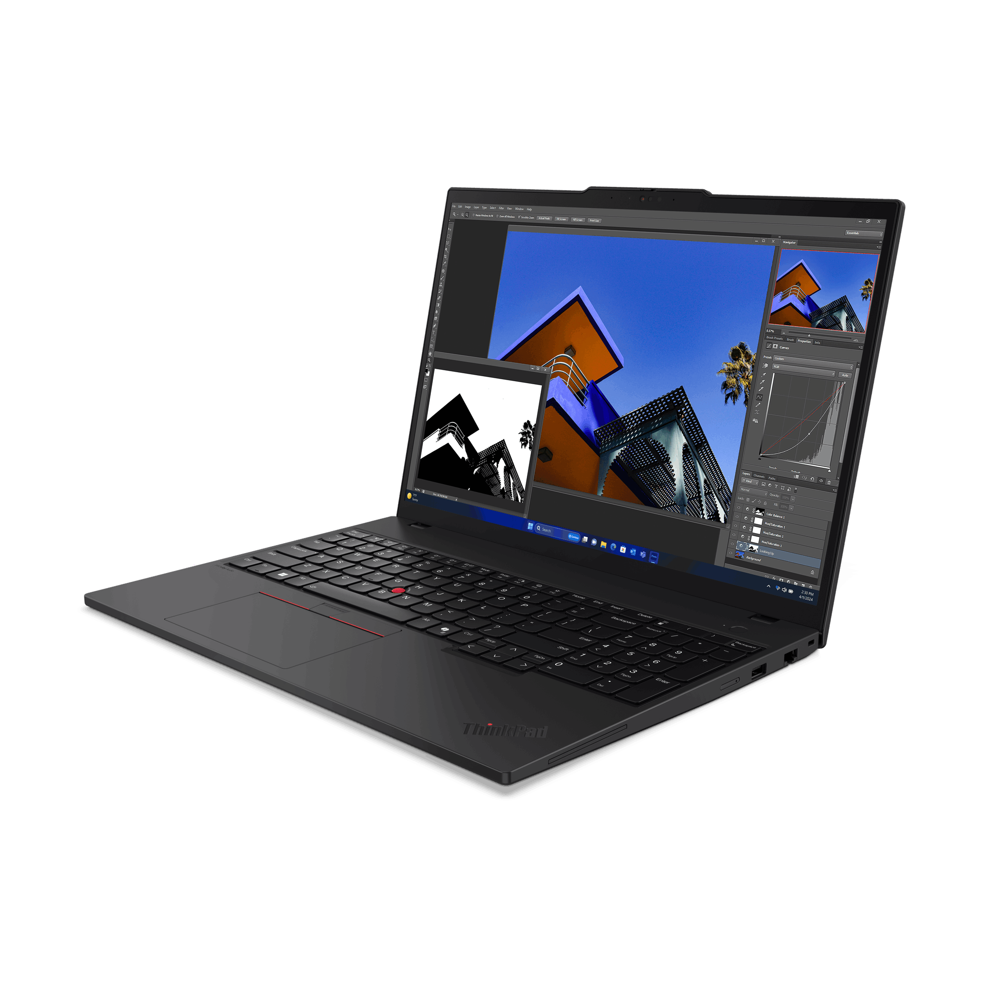 Un portátil ThinkPad negro muestra una interfaz de software de edición de imágenes, mostrando una foto arquitectónica colorida.