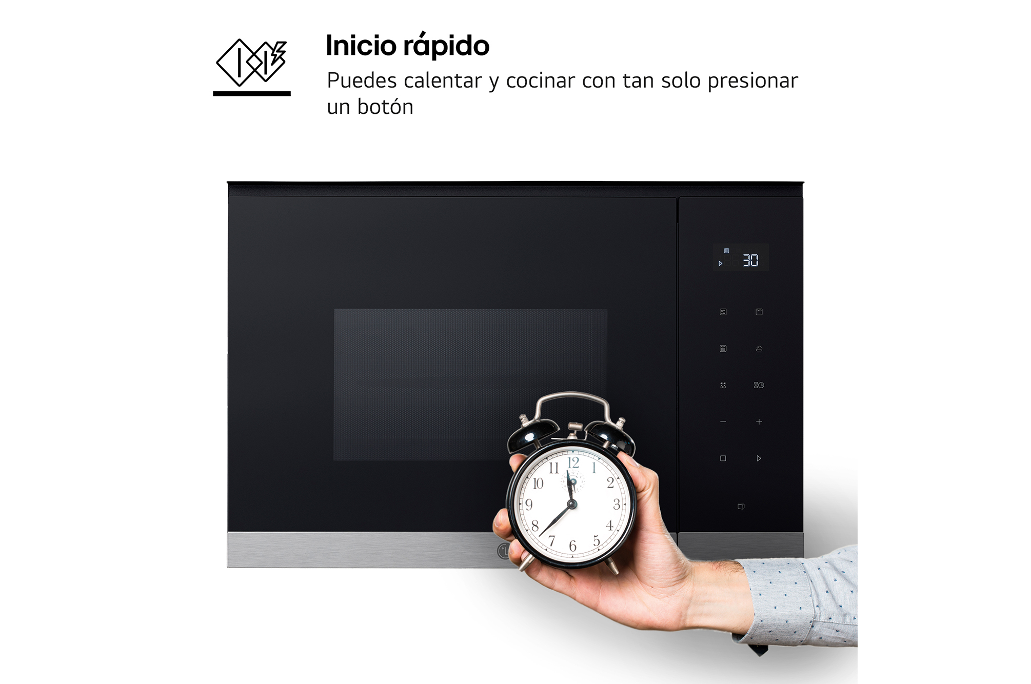 Inicio rápido. Puedes calentar y cocinar con tan solo presionar un botón. Horno microondas negro con reloj despertador sostenido por una mano.