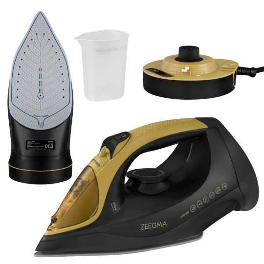 Czarno-złote żelazko Zeegma, części i miarka na białym tle. Żelazko ma ceramiczną stopę, zbiornik na wodę i podstawę.