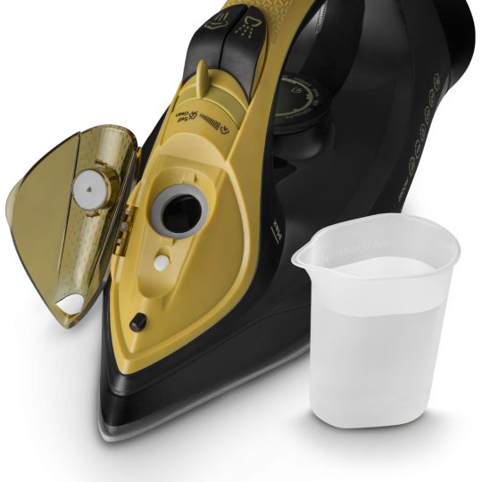 Czarne i złote żelazko z otwartym zbiornikiem na wodę i miarką wypełnioną wodą.