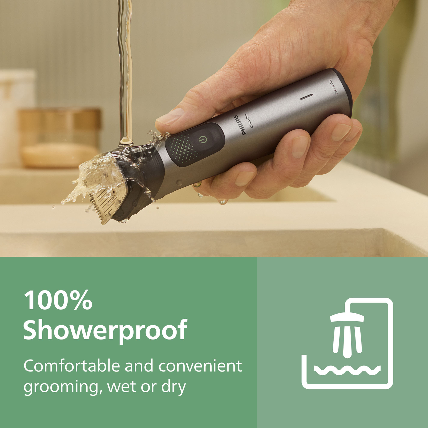 Een hand houdt een Philips-scheerapparaat onder stromend water. De tekst luidt: 100% waterdicht. Comfortabel en gemakkelijk scheren, nat of droog.