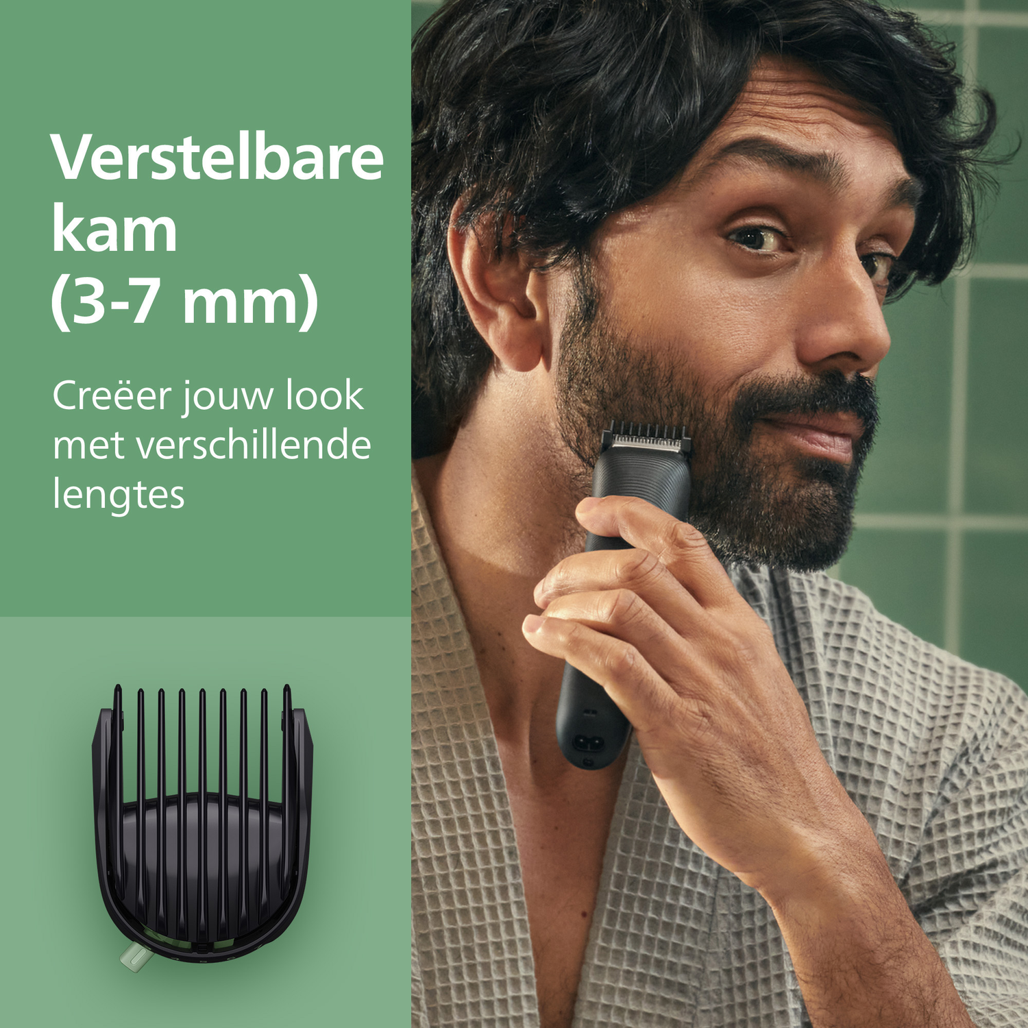 Un homme se rase la barbe avec une tondeuse noire. Il porte un peignoir gris. Un peigne noir et du texte sur fond vert.
