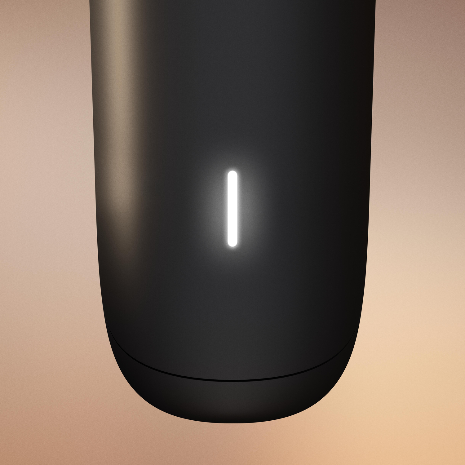 Un appareil cylindrique noir avec une lumière verticale blanche. Le fond est un dégradé de beige et de marron.