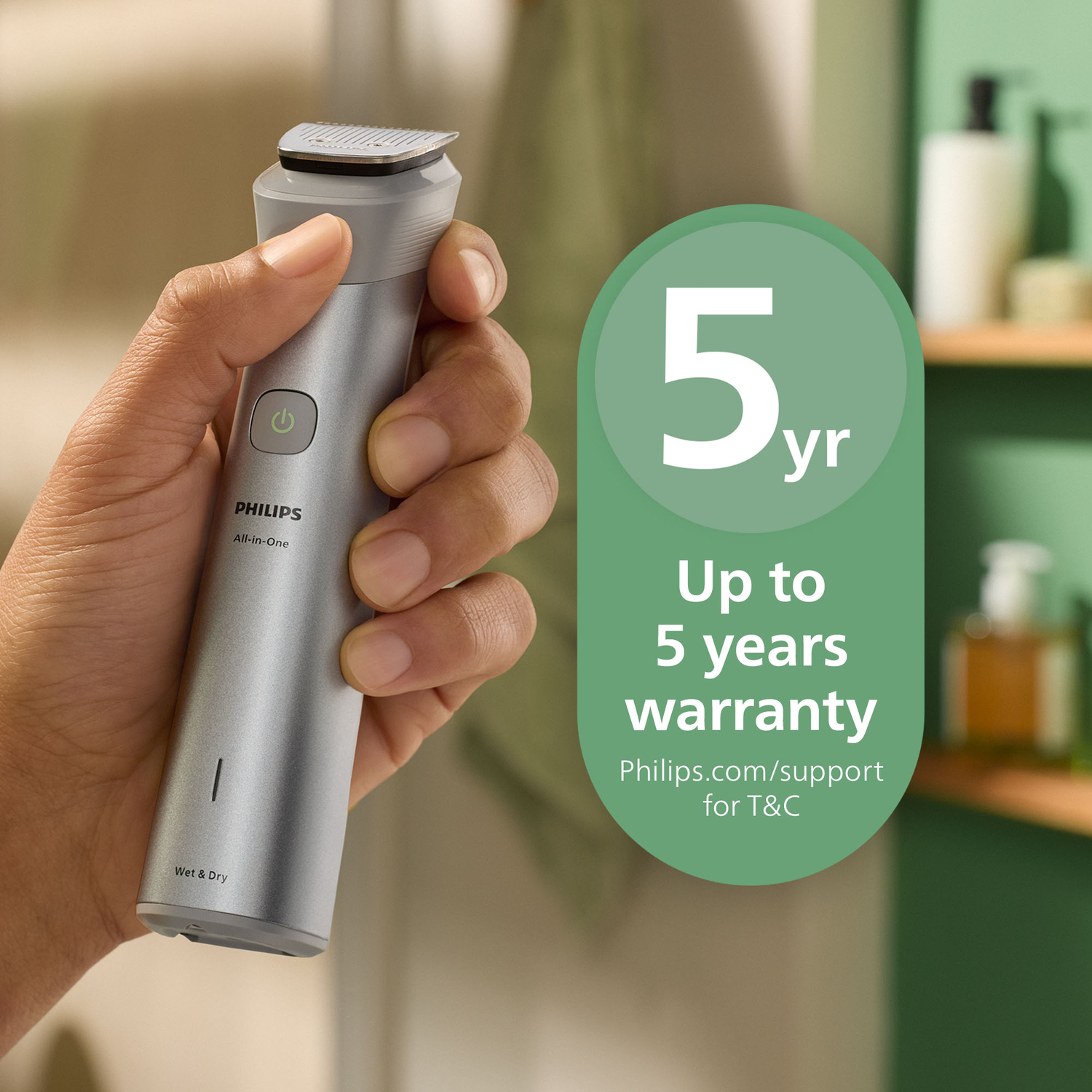Een persoon houdt een Philips All-in-One trimmer vast. Een groene bubbel toont '5 jaar' en 'Tot 5 jaar garantie'.