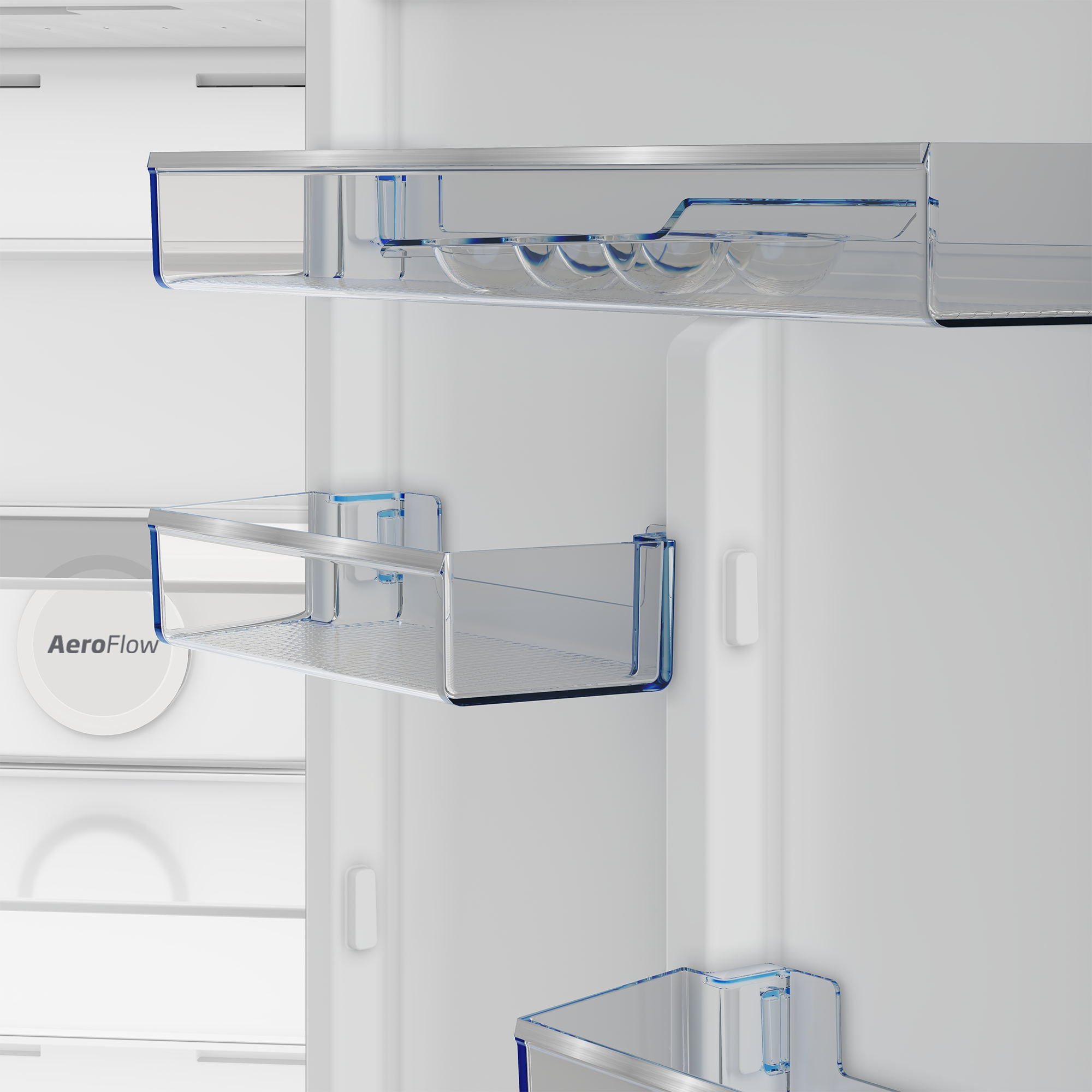 Im Inneren eines Kühlschranks. Transparente Regale mit blauen Akzenten. Eierhalter auf dem obersten Regal. AeroFlow-Logo links.