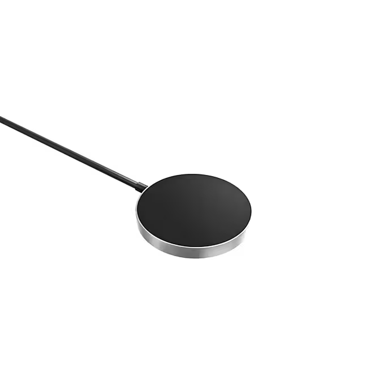 Chargeur sans fil circulaire noir avec un bord argenté. Un câble noir s'étend du chargeur, le tout sur fond blanc.