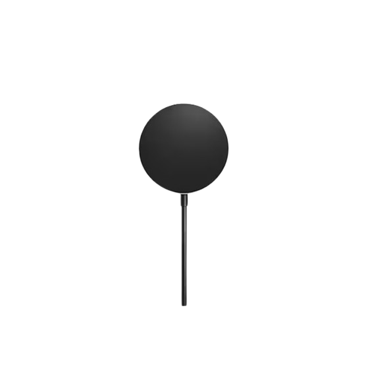 Un chargeur sans fil noir et circulaire. Il a un bord argenté et une tige noire. Le fond est noir.
