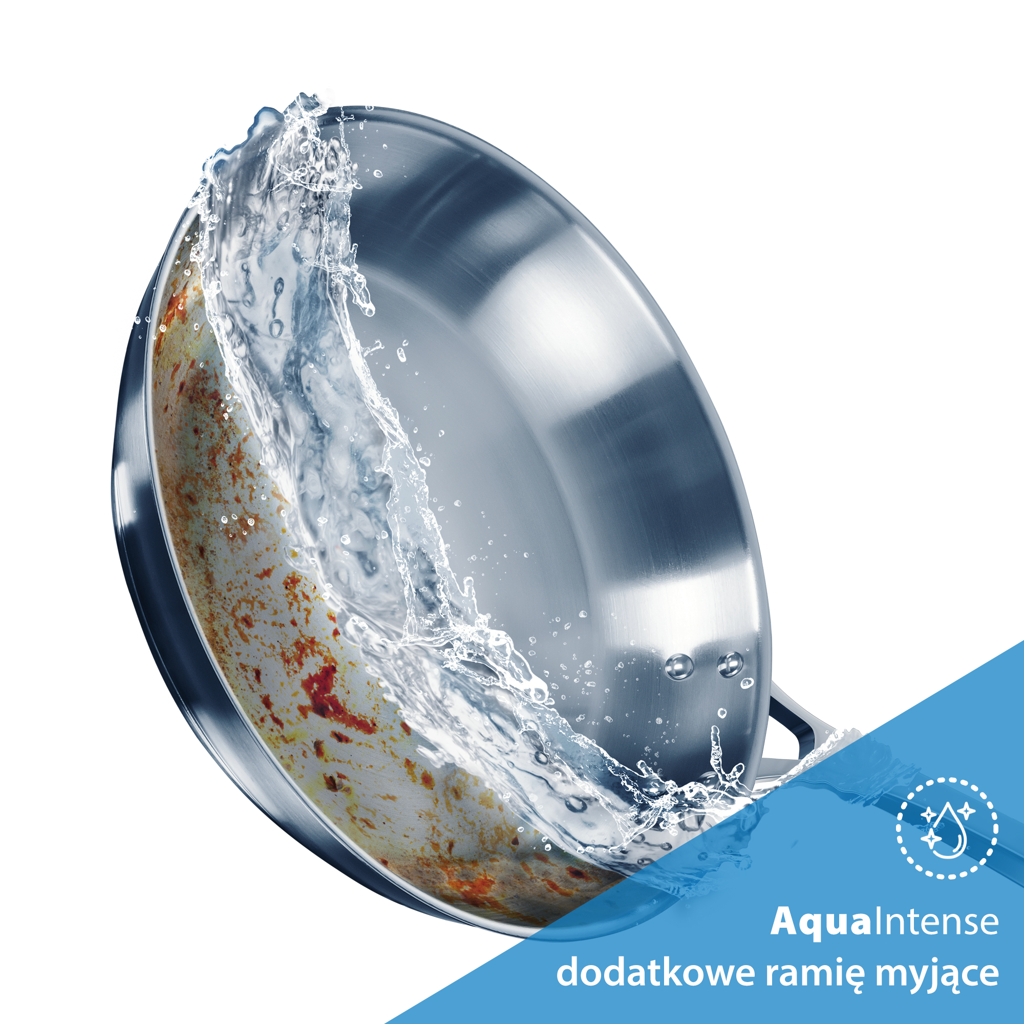 Patelnia ze stali nierdzewnej z resztkami jedzenia jest czyszczona wodą. Woda rozpryskuje się wokół patelni. Niebiesko-białe logo w rogu.