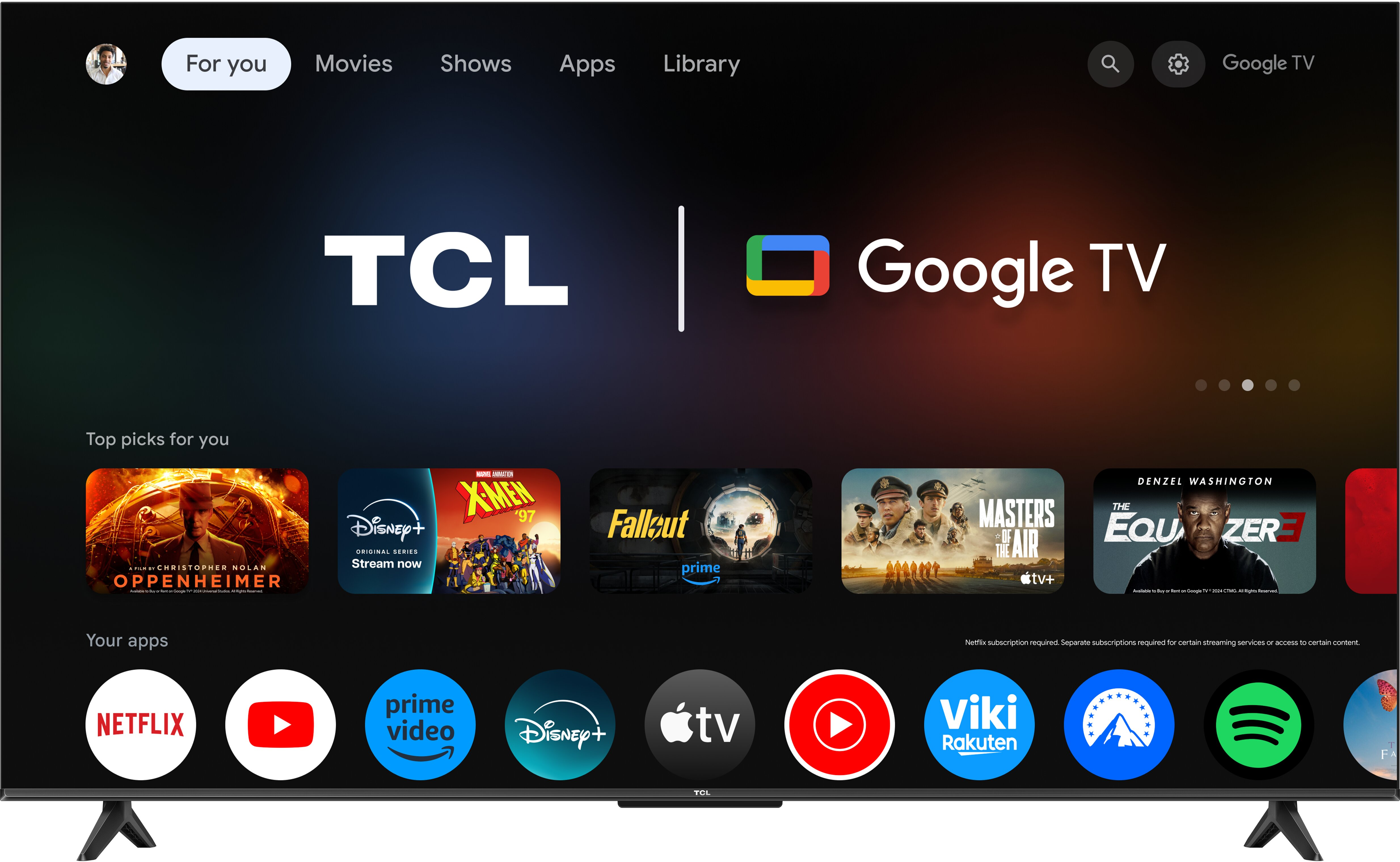 Un téléviseur TCL Google affiche des applications et des films. L'écran montre 'Oppenheimer', 'X-Men', 'Fallout', etc. Des apps comme Netflix et YouTube sont là.