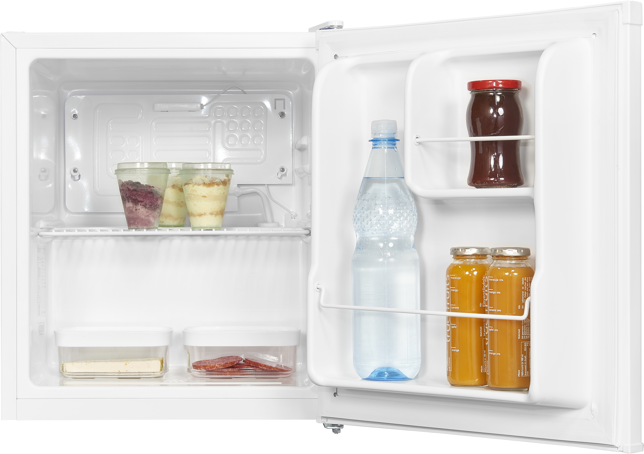 Un mini-réfrigérateur ouvert montre divers aliments : bouteille d'eau, bouteilles de jus, desserts et récipients avec fromage et salami.
