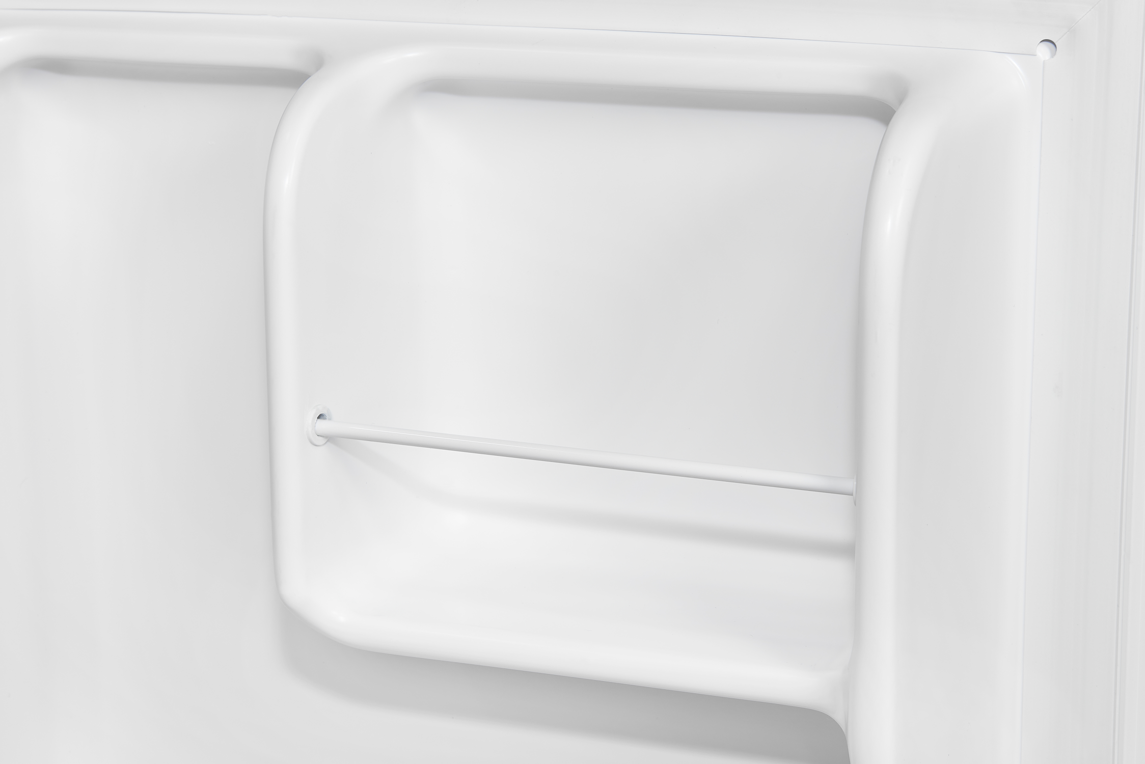 Gros plan d'une étagère de douche blanche avec une barre horizontale. L'étagère est propre et a des bords arrondis.