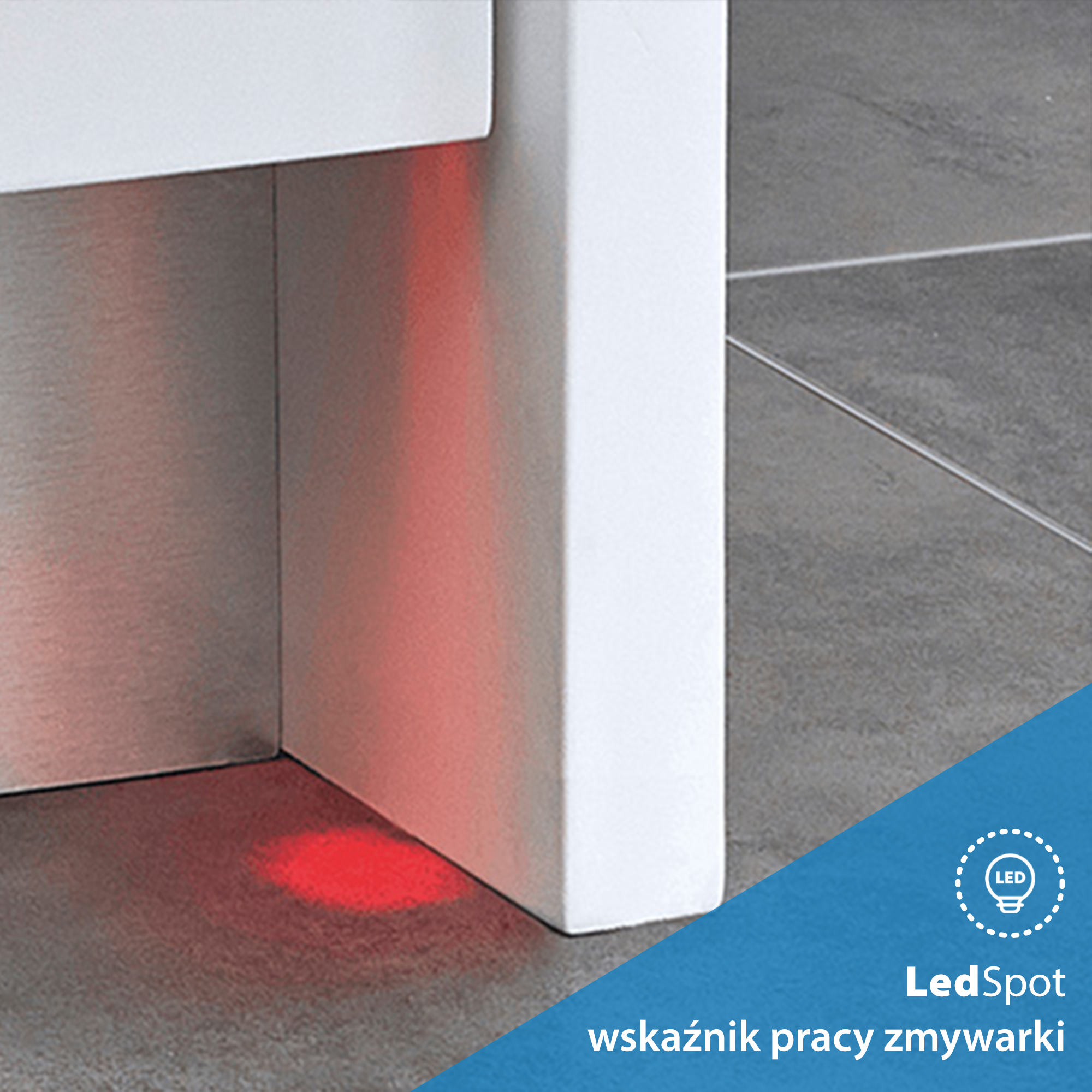 Czerwone światło świeci na podłodze z białej powierzchni. Szare płytki w tle. Tekst: 'LedSpot' i 'wskaźnik zmywarki'.