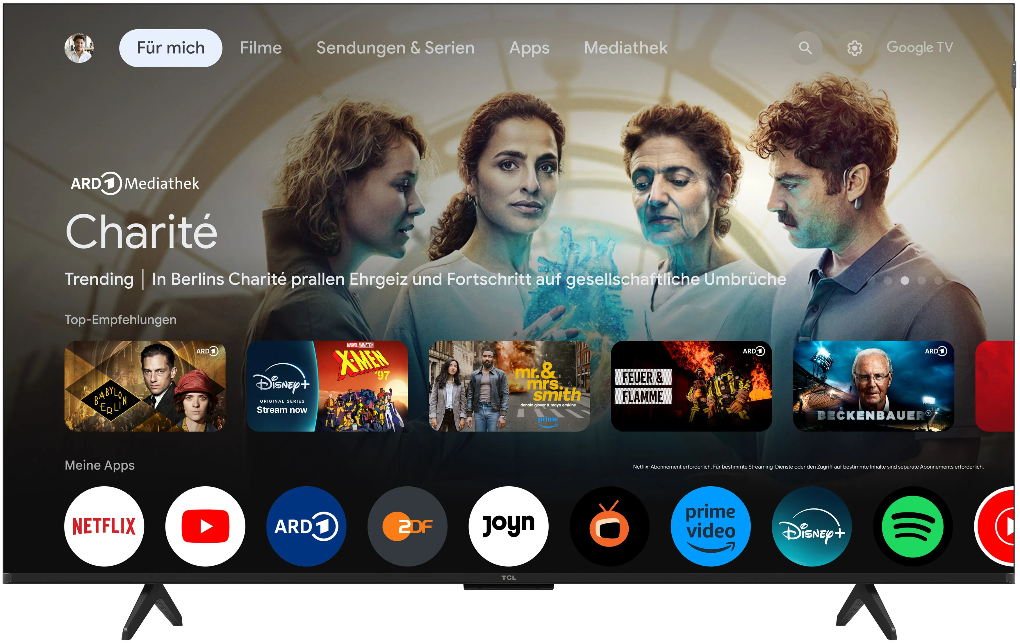 Un écran de télévision affiche l'application ARD Mediathek, avec la série Charité et des icônes d'applications comme Netflix et YouTube.