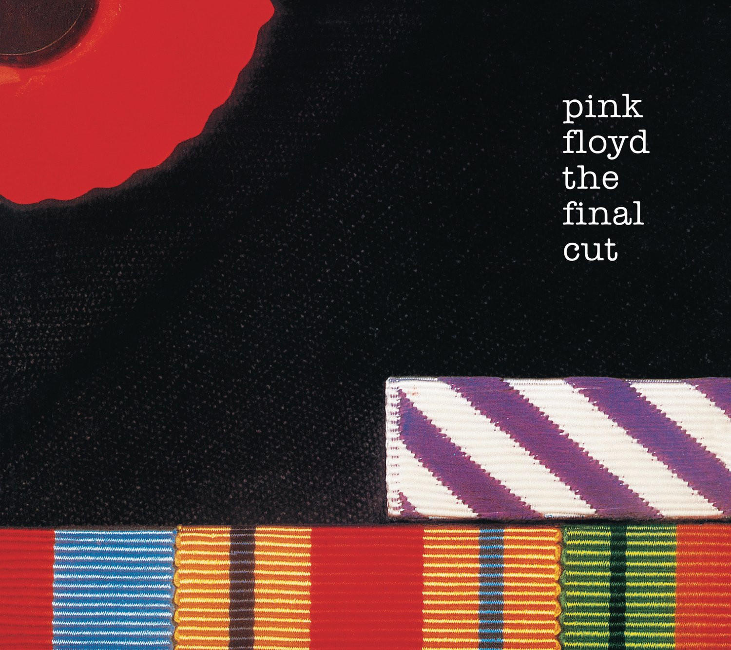 Album borító: Pink Floyd "The Final Cut". Piros pipacs, fekete háttér, katonai szalagok. Szöveg: album címe és a zenekar neve.