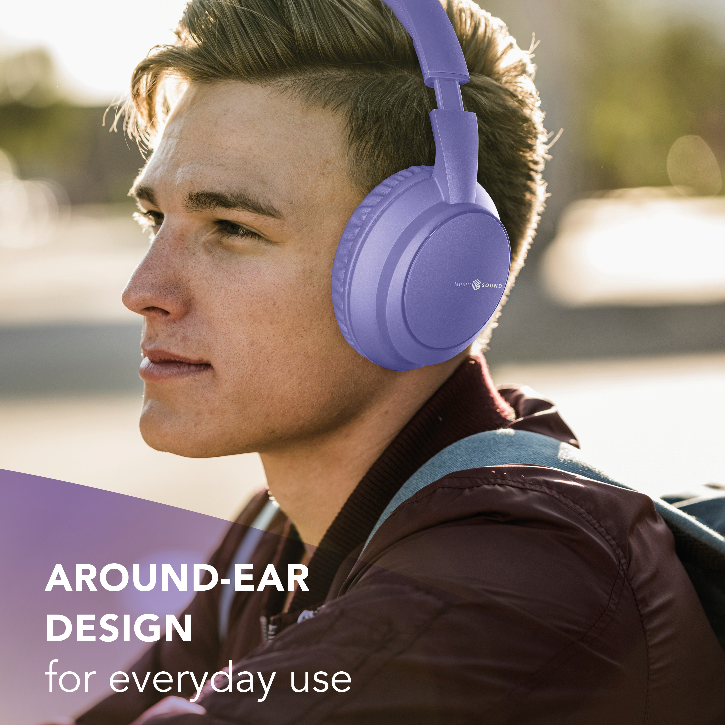 Ein junger Mann mit lila Kopfhörern im Freien. Er schaut von der Kamera weg. Der Text lautet 'Around-Ear-Design für den täglichen Gebrauch'.