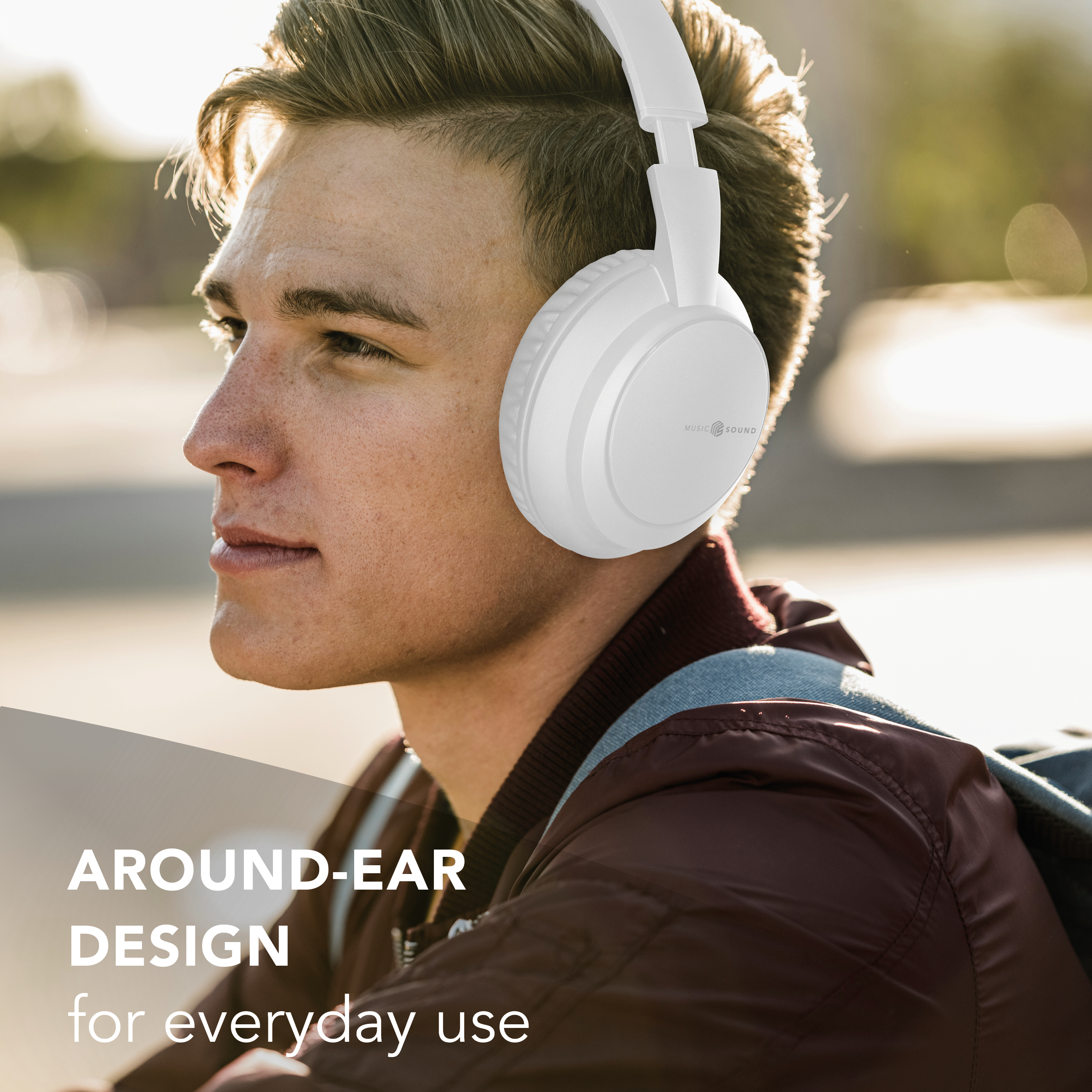 Un jeune homme portant un casque blanc regarde ailleurs. Il porte une veste bordeaux. Le texte dit : 'AROUND-EAR DESIGN for everyday use'.
