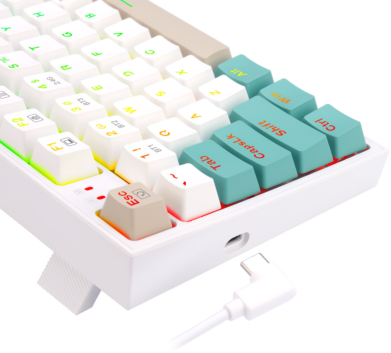 Biała klawiatura mechaniczna z turkusowymi i białymi klawiszami. Podłączony jest kabel USB-C. Klawisz Esc jest beżowy.