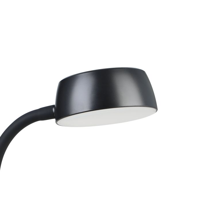 Eine schwarze Schreibtischlampe mit gebogenem Arm und rundem Lampenschirm. Der Lampenschirm hat eine weiße Innenseite, vor weißem Hintergrund.