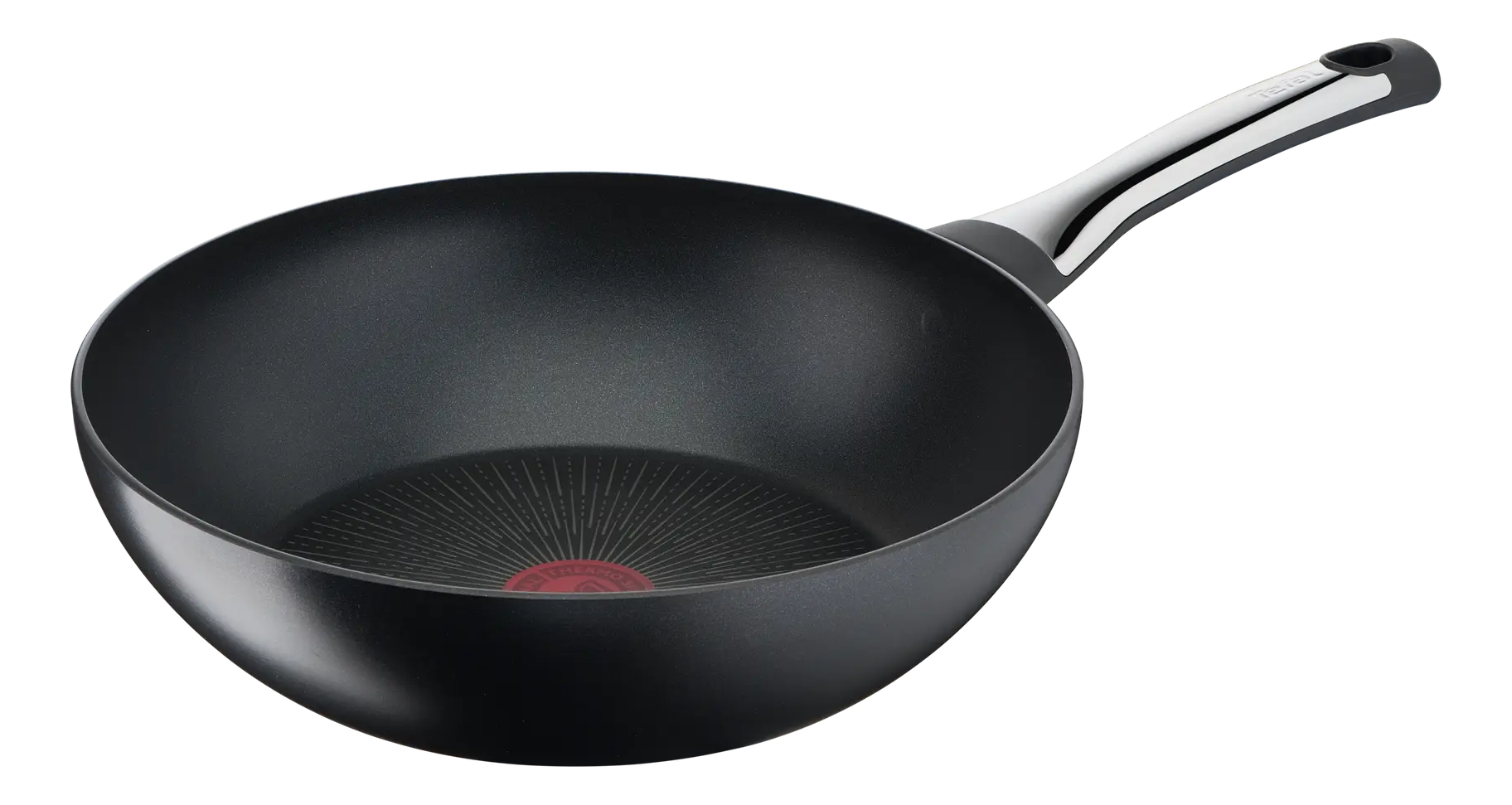 Una padella wok nera con manico argentato e nero su sfondo nero. La padella ha un centro rosso con un motivo.
