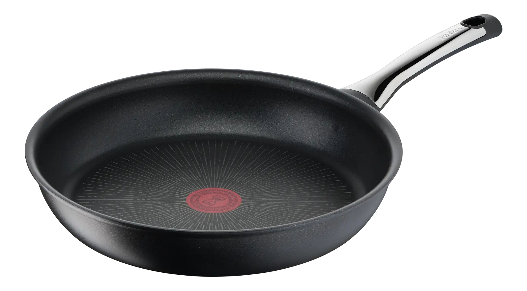 Una padella antiaderente nera con manico argentato. La padella ha un logo rosso al centro. Lo sfondo è nero.