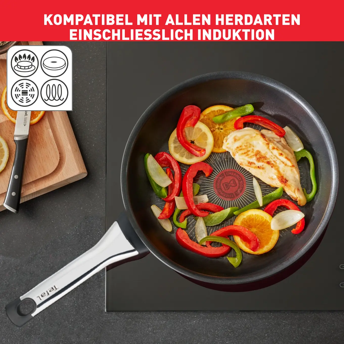 Pfanne auf schwarzem Herd mit Hähnchen, Paprika und Orangen. Ein Messer und ein Schneidebrett befinden sich links. Text oben.