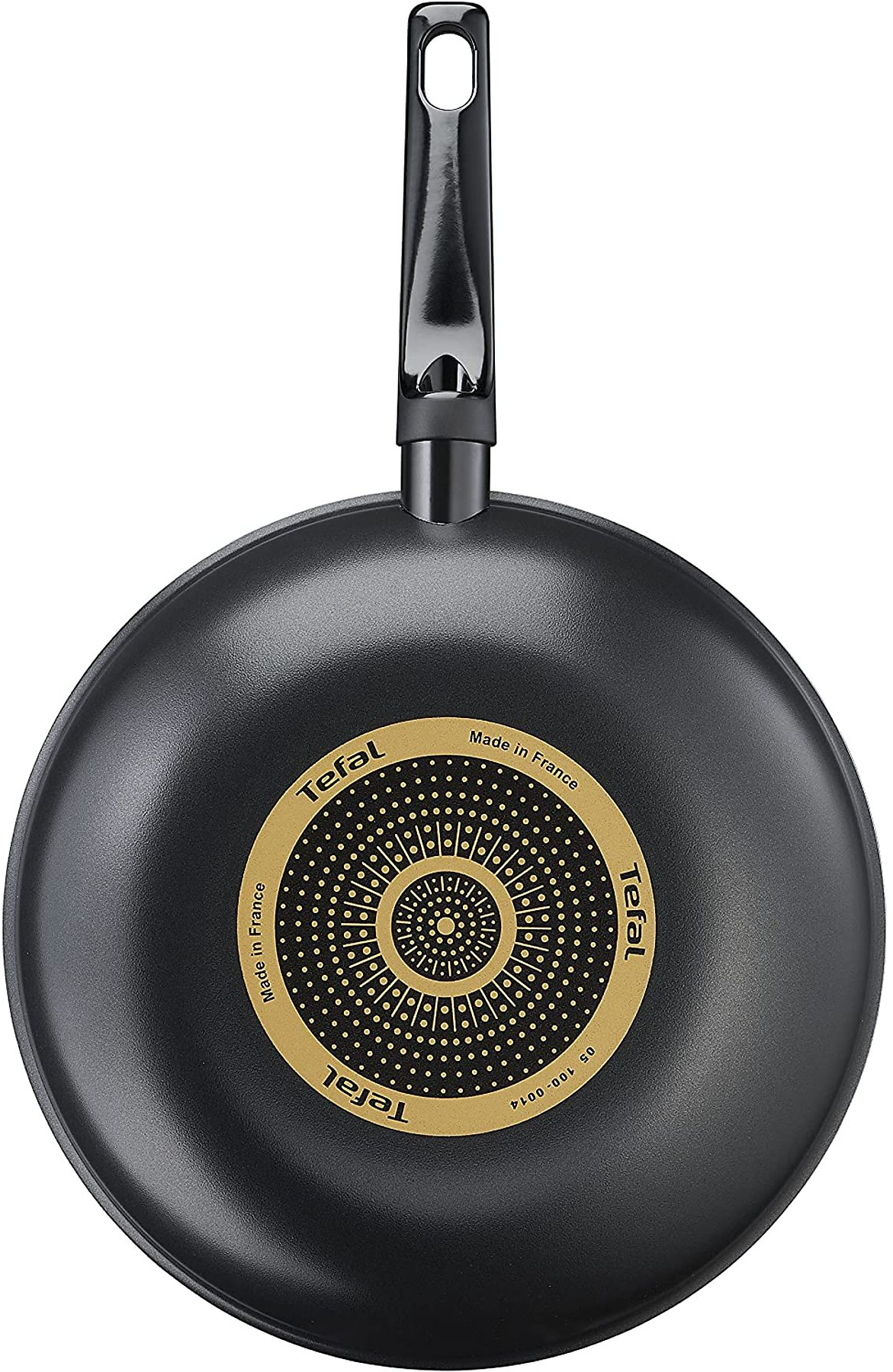 Eine schwarze Tefal-Bratpfanne. Sie hat einen langen Griff und einen gold-schwarzen Kreis in der Mitte. Die Worte "Made in France" sind sichtbar.