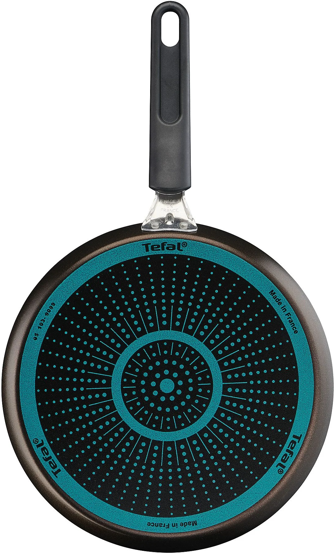 Eine schwarze Tefal-Bratpfanne mit blauem Design auf der Kochfläche. Sie hat einen schwarzen Griff. Auf dem Boden steht 'Made in France'.
