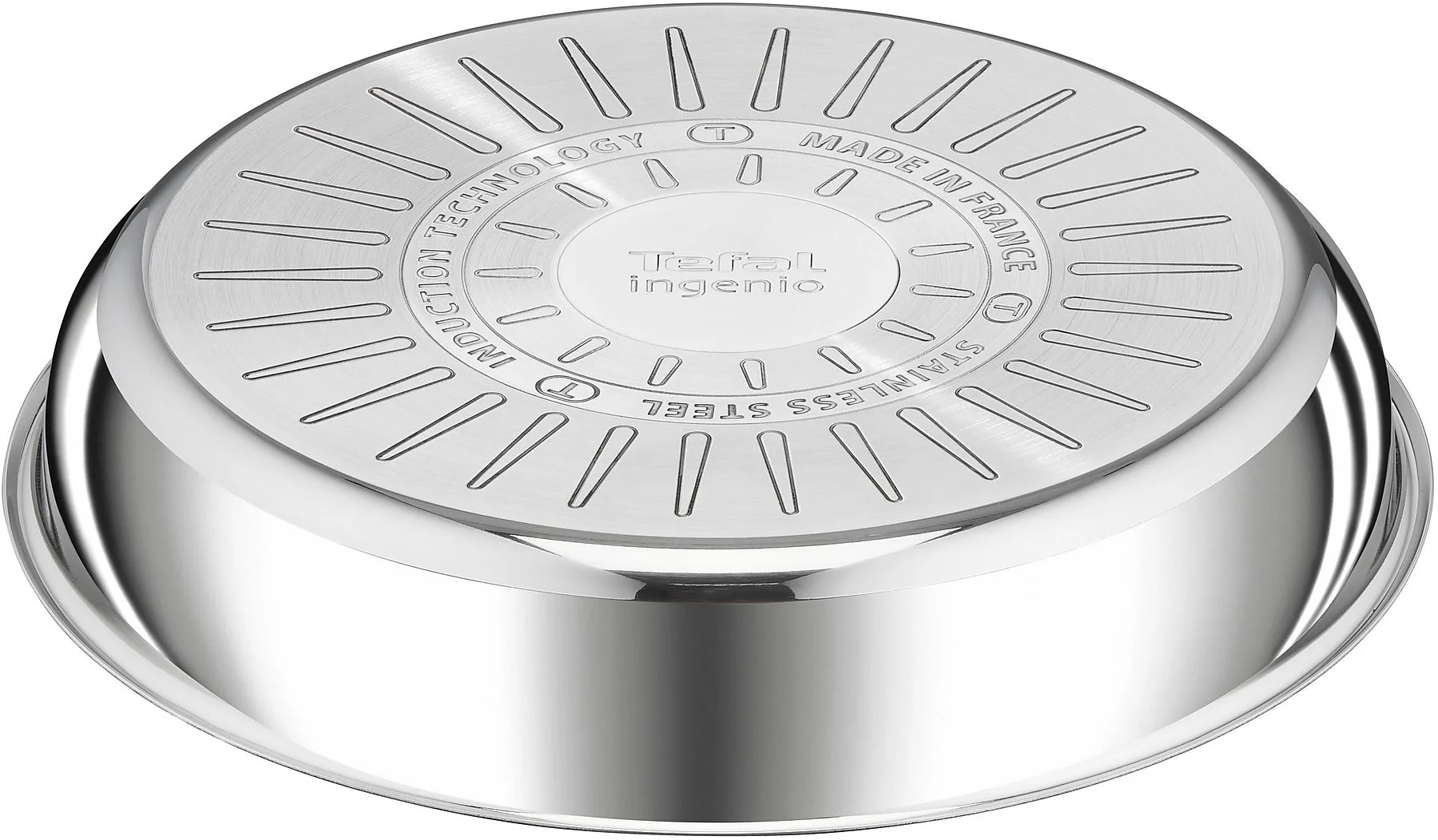 Primo piano del fondo di una padella Tefal Ingenio in acciaio inox. Con testo: 'INDUCTION TECHNOLOGY', 'MADE IN FRANCE' e 'STAINLESS STEEL'.